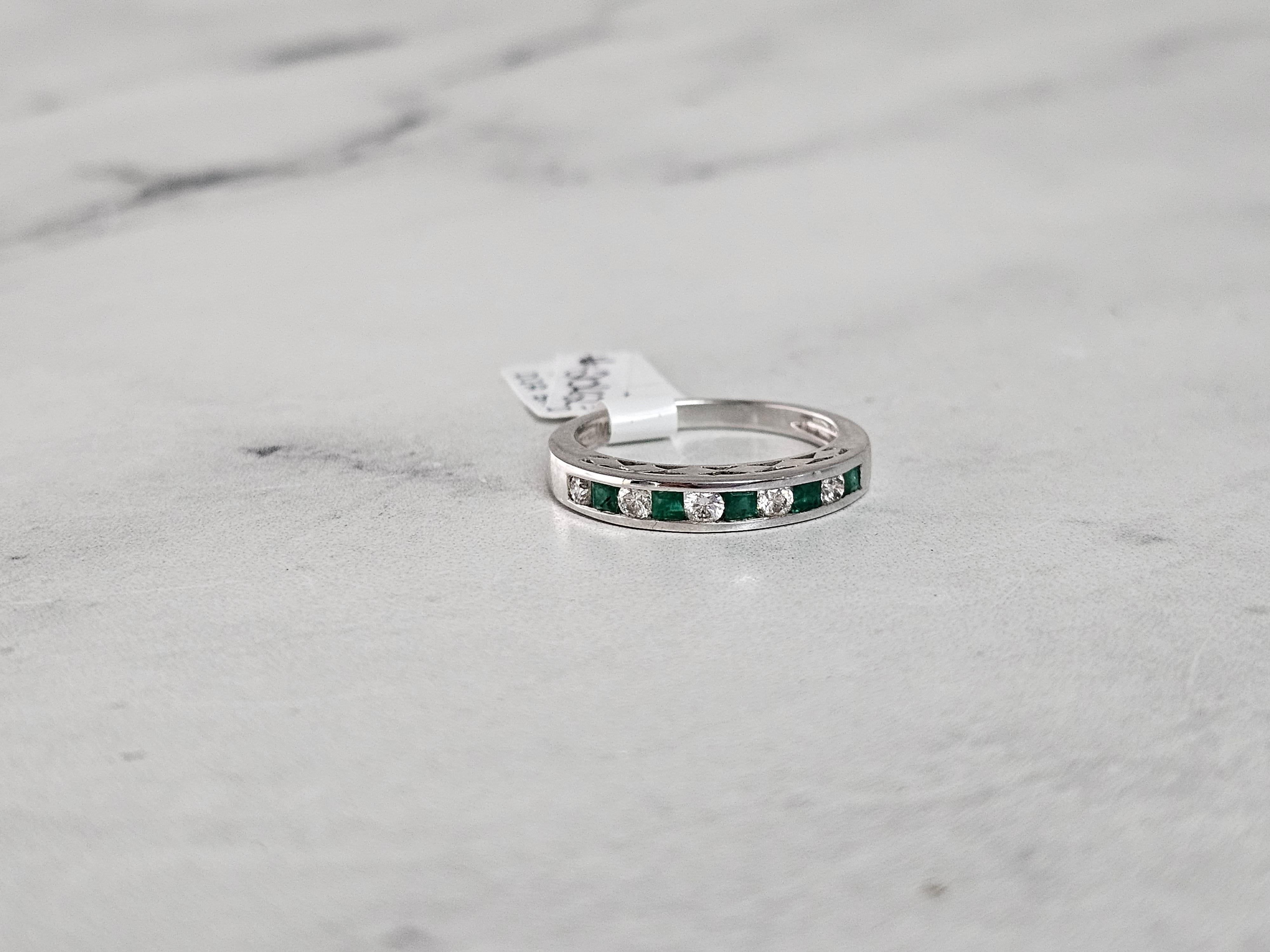 Emerald & Diamond Diamond Wedding Band 14k White Gold In New Condition For Sale In Sugar Land, TX