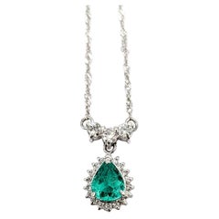 Collana con pendente a goccia con smeraldi e diamanti in platino 850