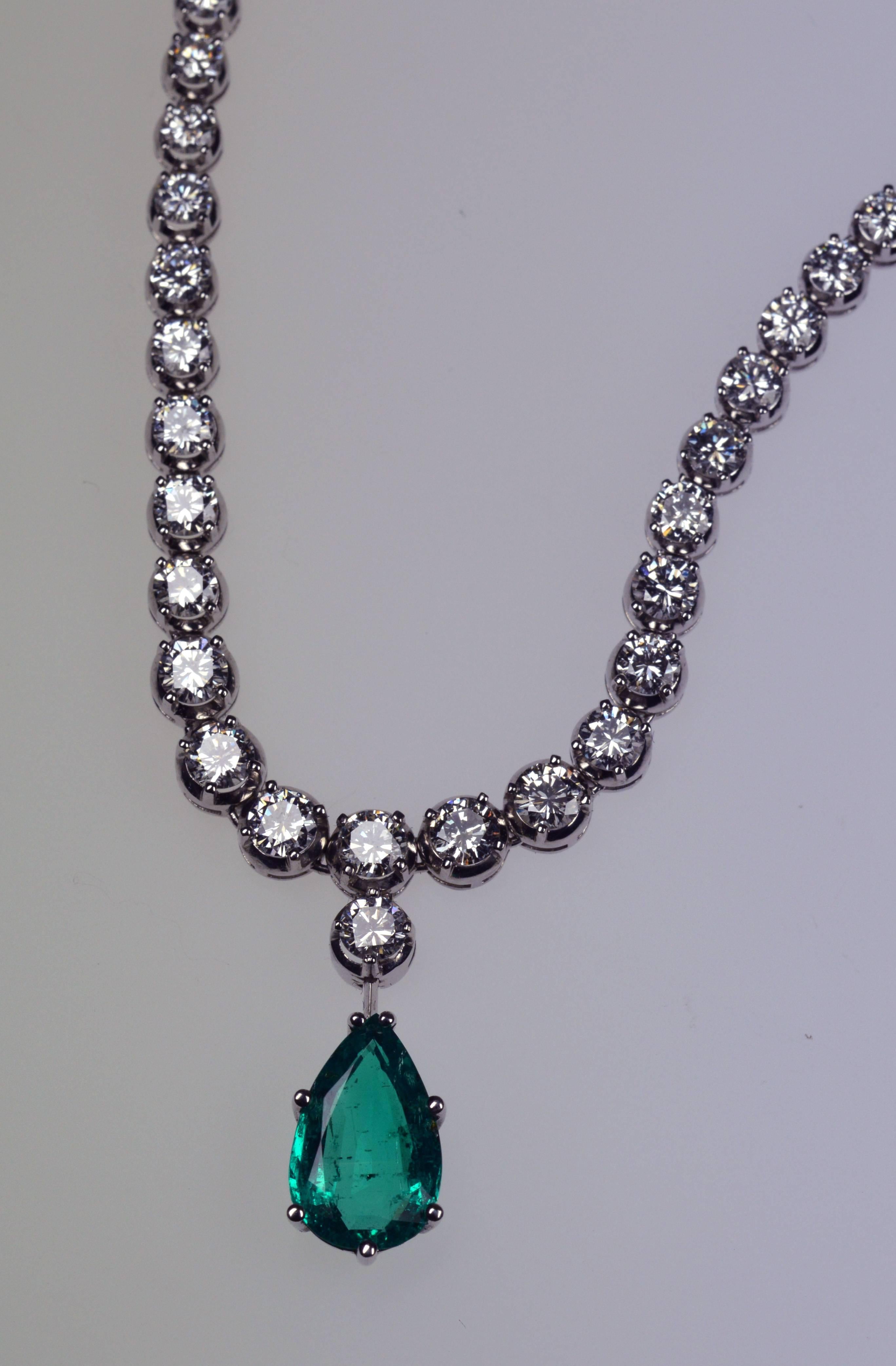 Elegant necklace with a pearshape emerald approx. 3.47ct. Colombia minor oil, rivière necklace with 103 round diamonds total weight ca. 9.88ct.
Quality of diamonds: F-G color, VVS clarity. In 18K white gold
with SSEF report 