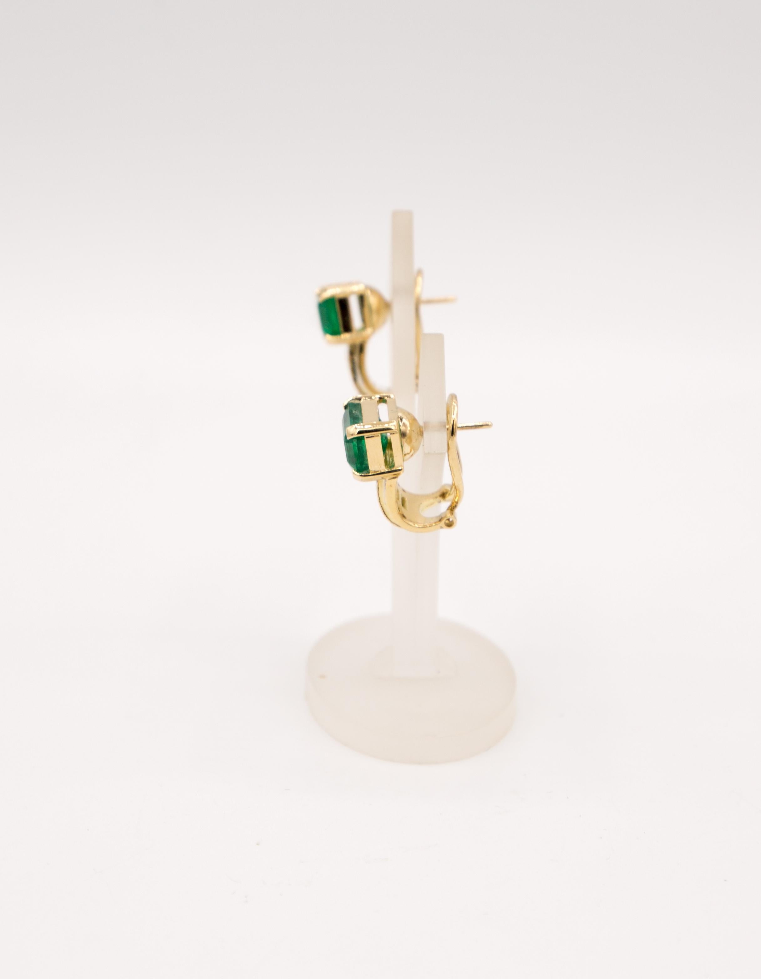 18 k yellow gold
6,78 ct emerald
1,24 ct emerald
0,27 ct diamond
12,4 gram
20 x 10 mm
this earring has a pen and clip, if you not want the pen,
we can make it away.
beautiful color of the emerald