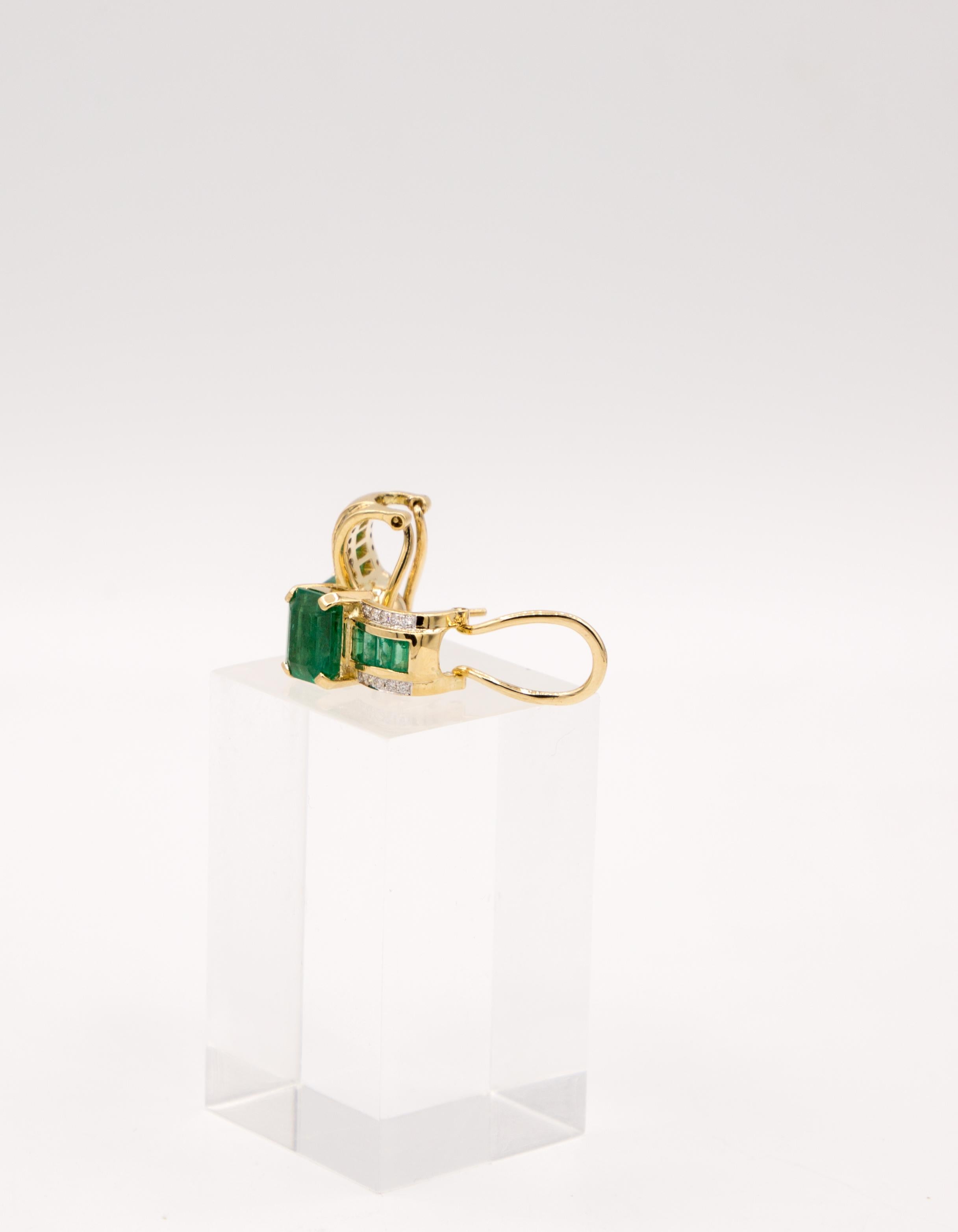 Women's emerald diamond ear clip 18 k gold For Sale