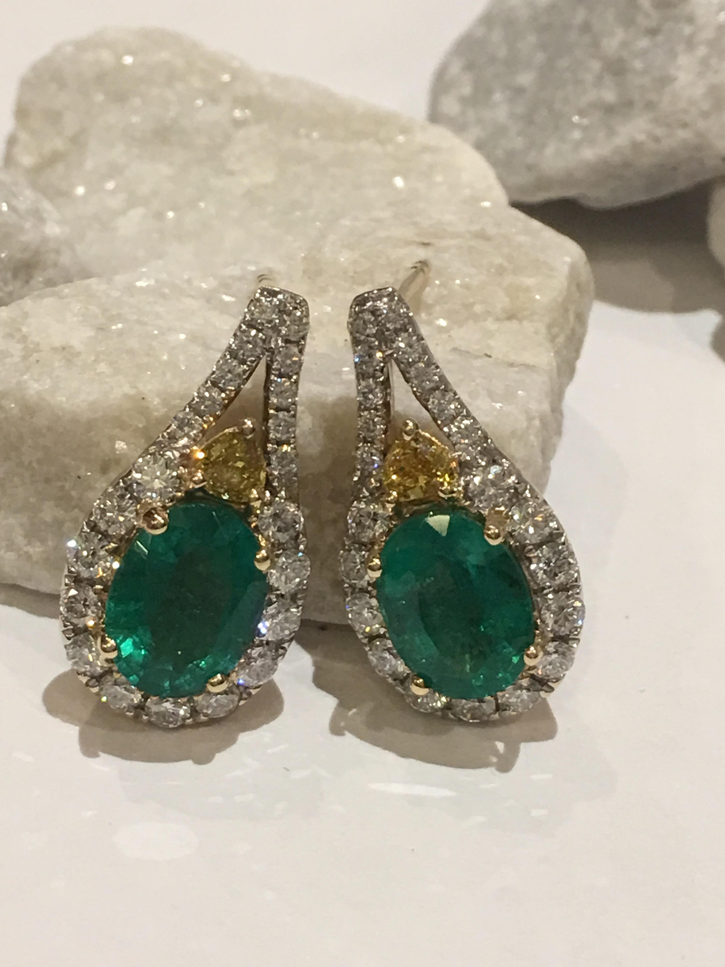 Emerald Diamond Earring set in 14 Karat Yellow Gold In New Condition In Trumbull, CT