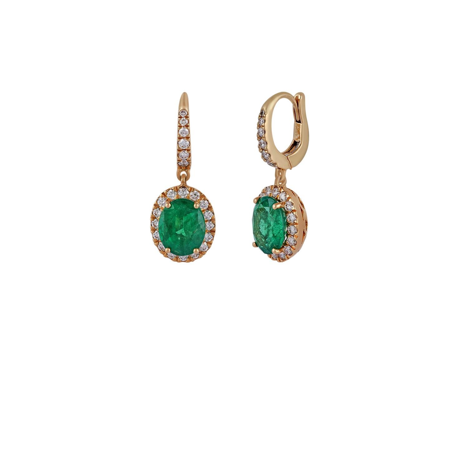 Contemporary  5.15 CaratZambian Emerald and Diamond Earring Studded in 18 Karat Yellow Gold For Sale