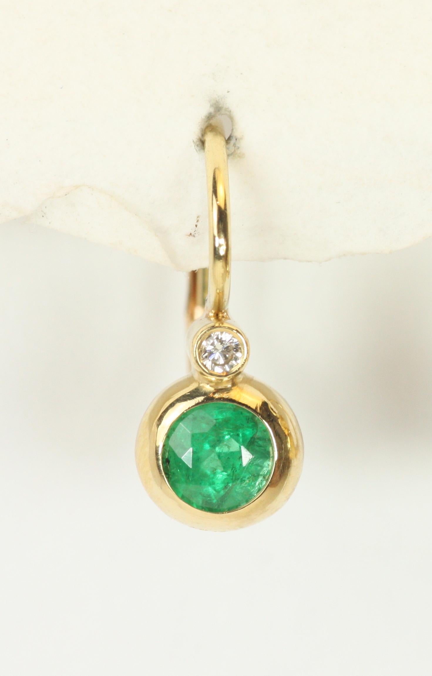 Smaragd-Diamant-Ohrringe - 18K Gelbgold, Made in USA, viktorianische Lünette Französisch im Angebot 1