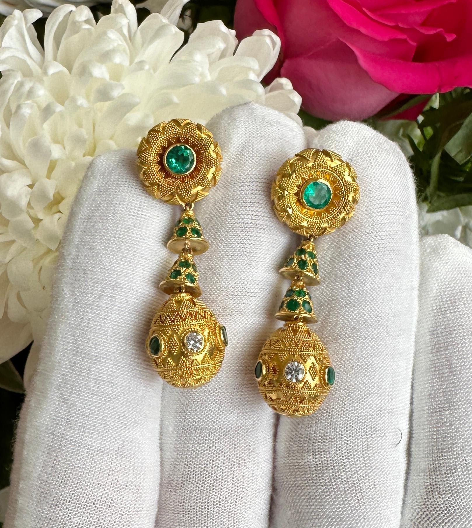 Emerald Diamond Earrings 22 Karat Gold 2 Inch Etruscan Dangle Drop Earrings In Excellent Condition For Sale In New York, NY