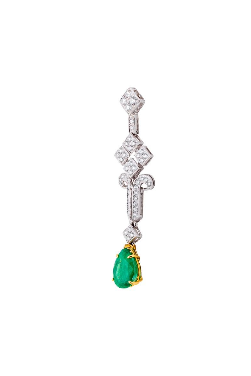 18k white and yellow gold
7.63 ct Columbian emerald drops
1.85 ct diamonds W/si
length 60 mm
total weight: 13,1 gram