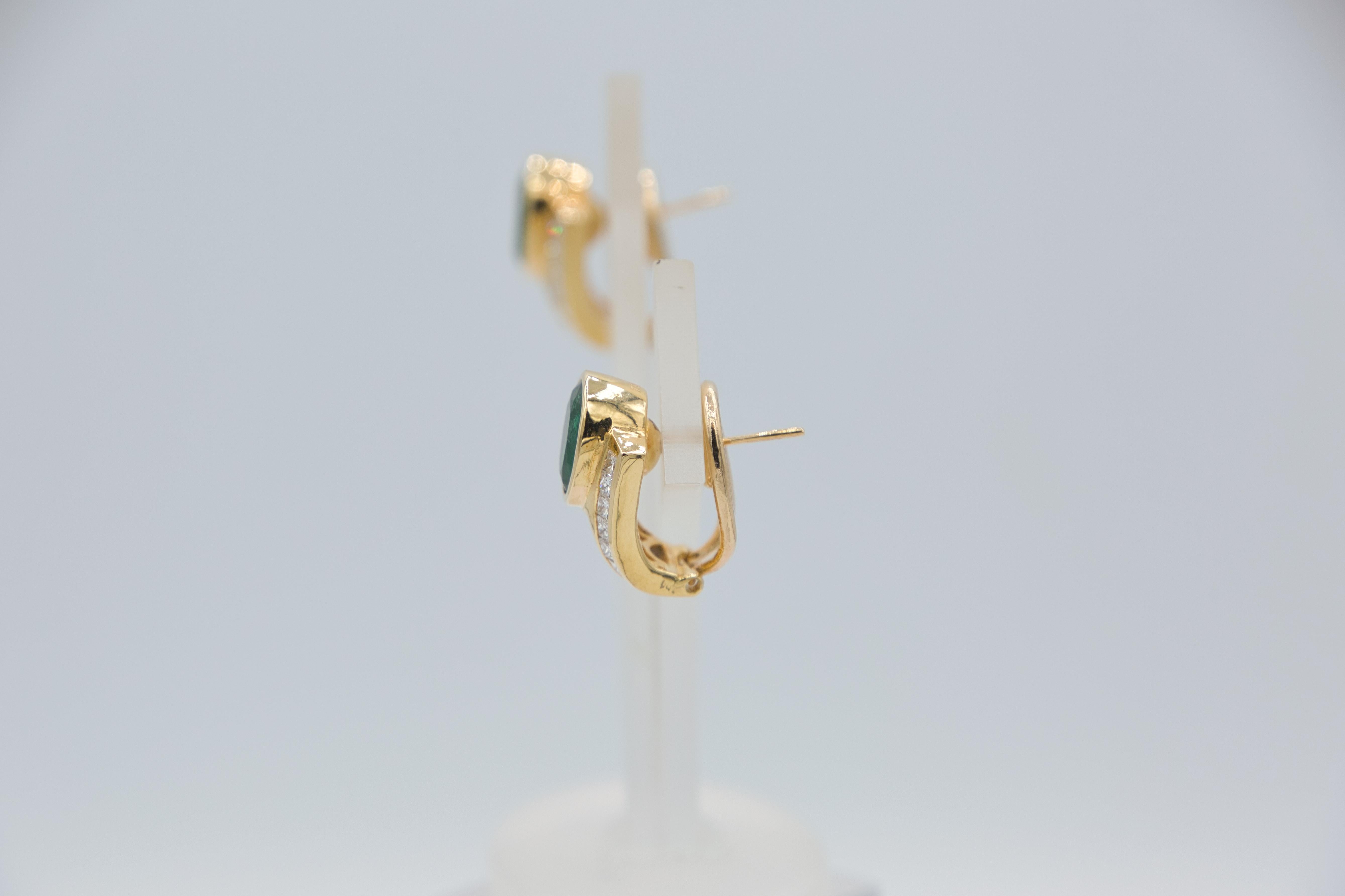 oro giallo 18 k
Smeraldo da 5,93 ct con rapporto gemmologico GIA
2,99. ct diamanti taglio baguette e taglio princess
17,2 grammi
dimensioni ca. 22. x 15 mm

Un bellissimo verde è questo smeraldo. e un orecchino che ti piacerà
