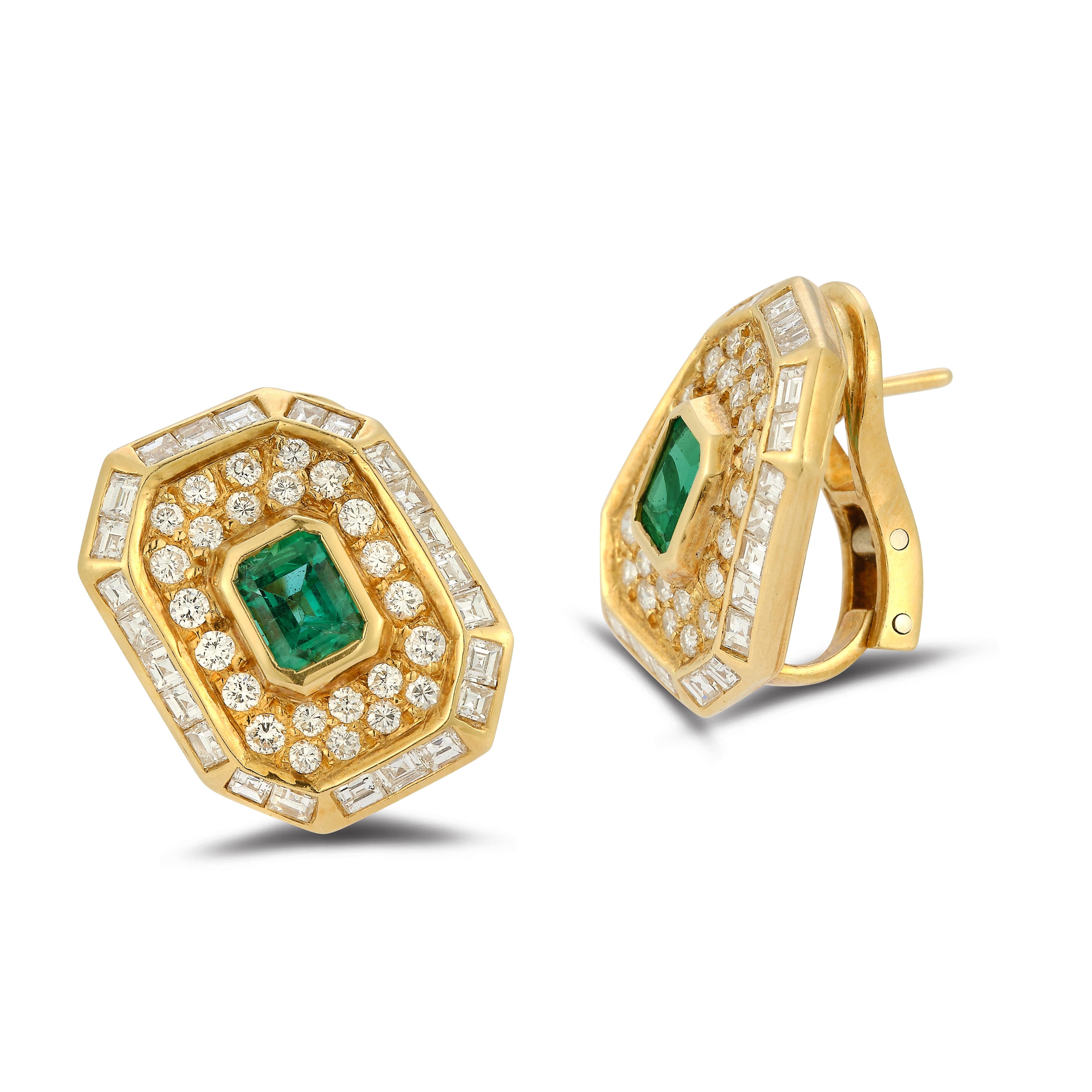Emerald & Diamond Earrings In Excellent Condition For Sale In New York, NY