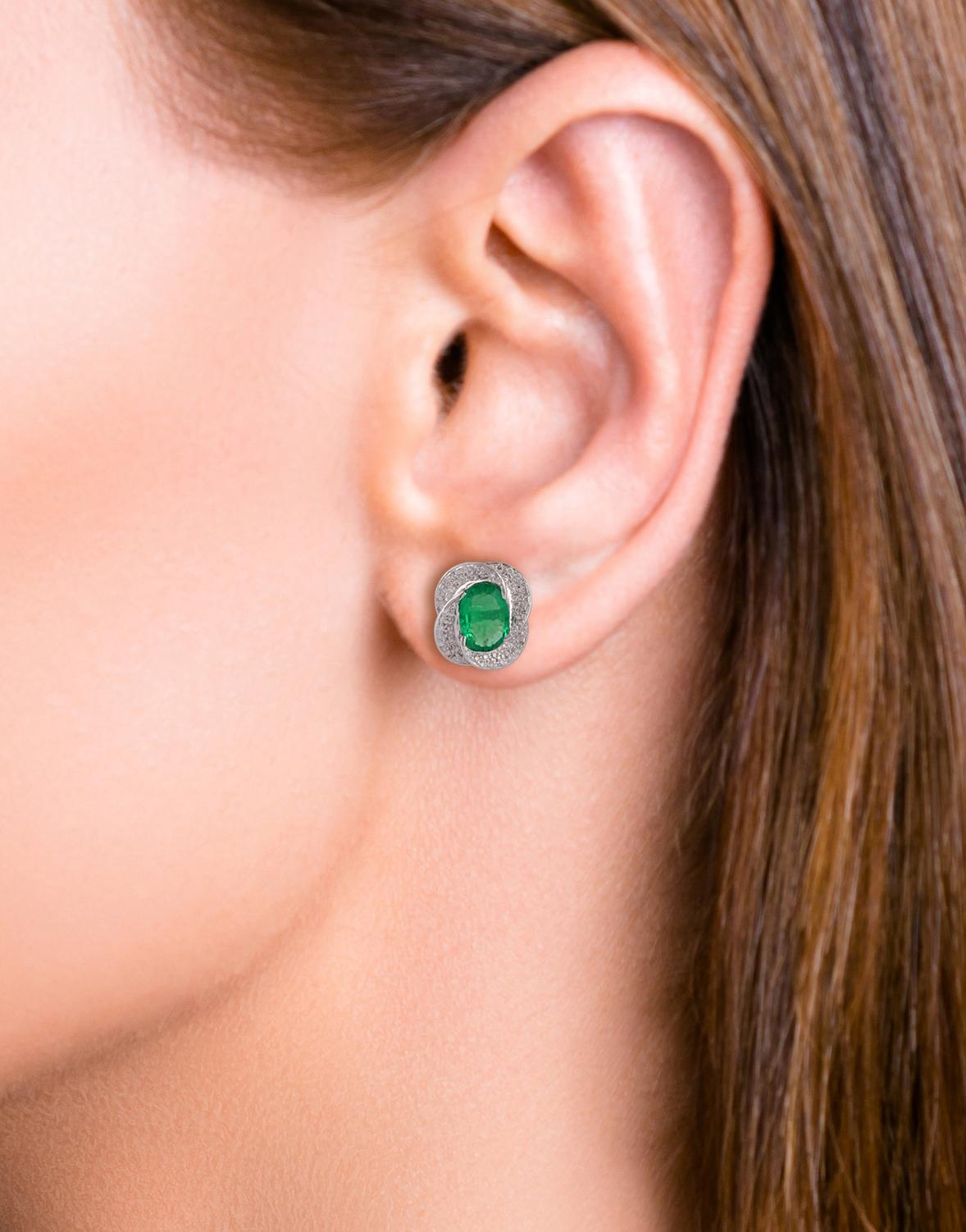 Smaragd- und Diamant-Ohrringe aus 18 Karat Weißgold mit Nieten (Ovalschliff) im Angebot