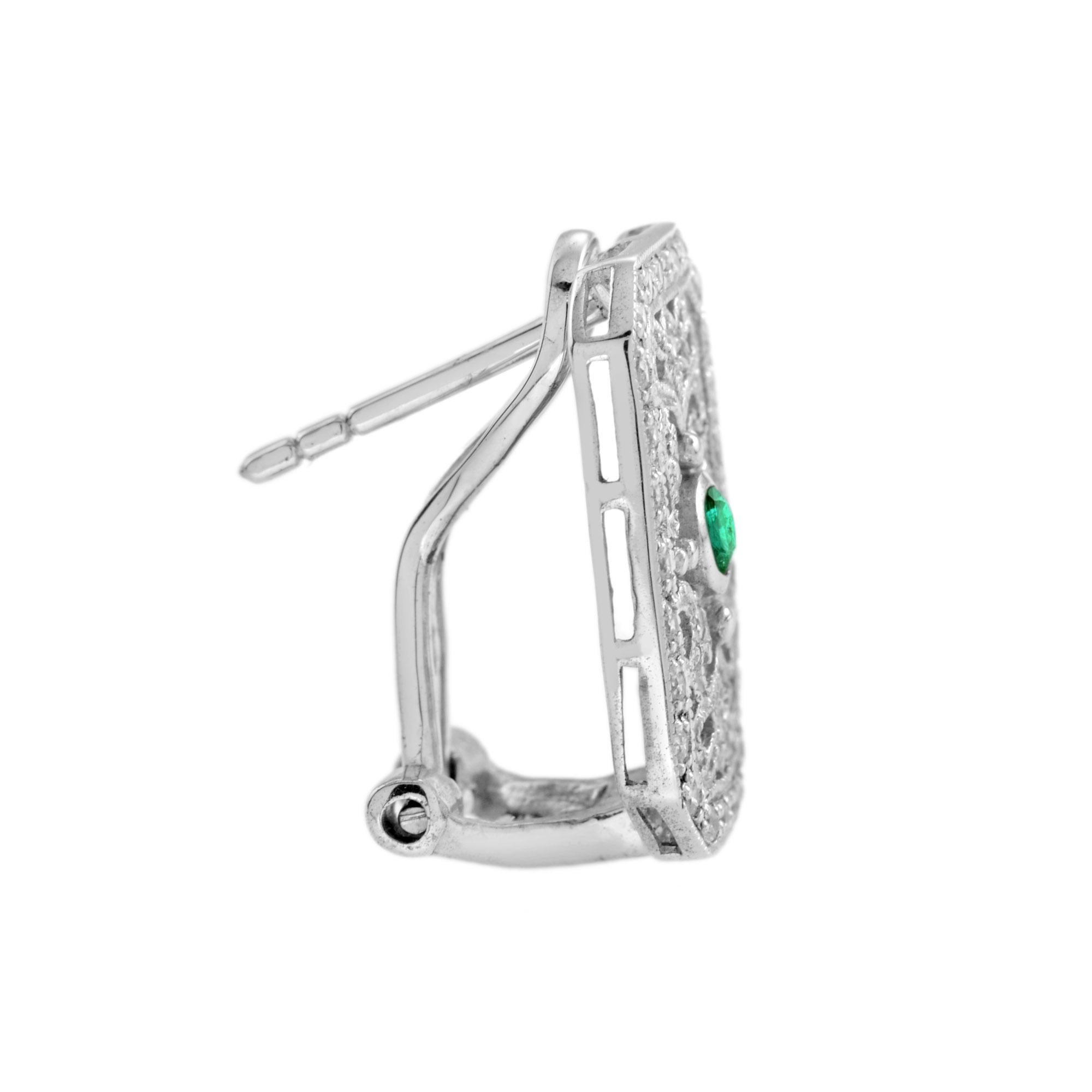 Avec un saphir bleu de 0,15 carat au centre et un design orné d'inspiration vintage, ces boucles d'oreilles s'adaptent à toutes les tenues. La pierre centrale colorée est accentuée par des diamants blancs ronds étincelants qui totalisent 0,17 carats