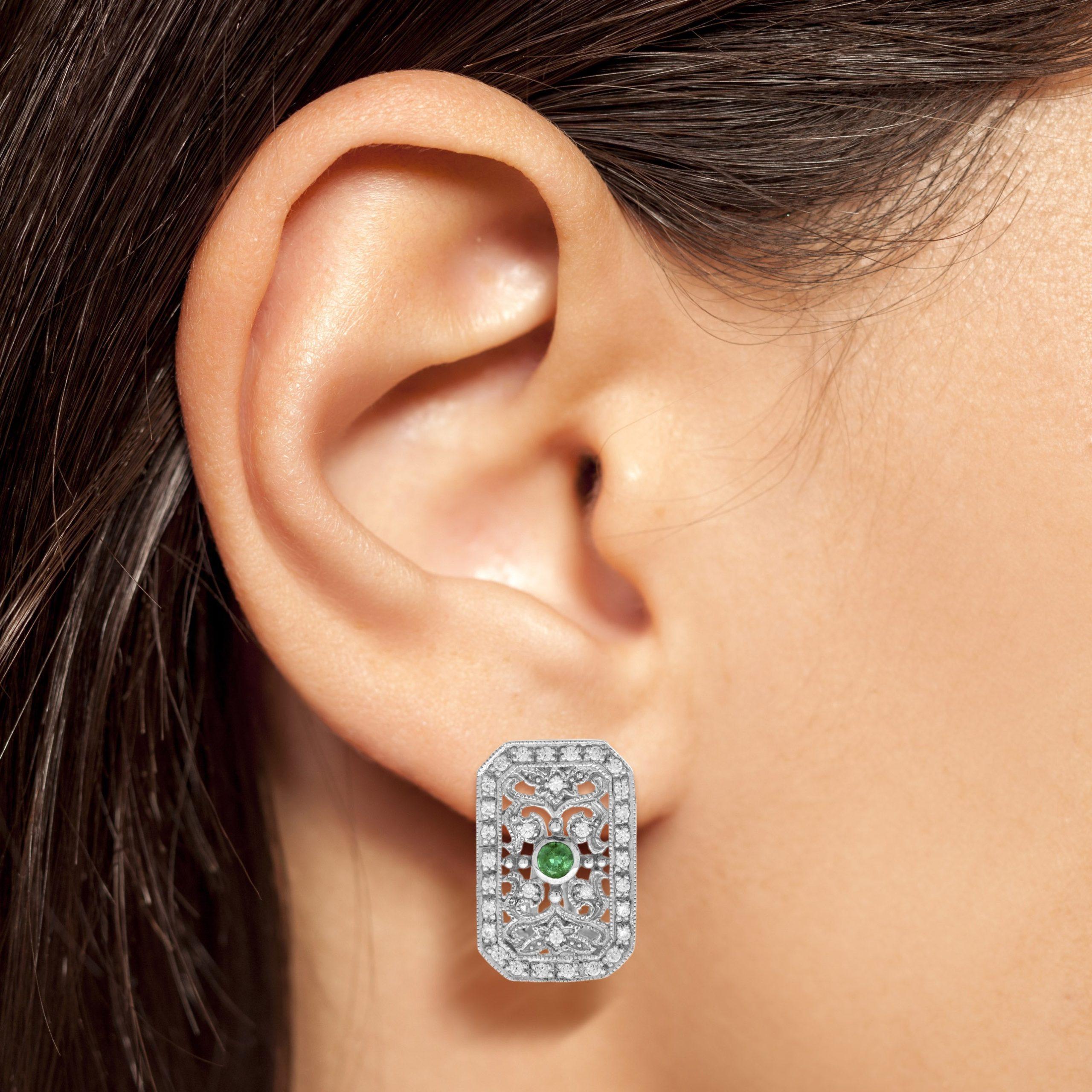 Taille ronde Boucles d'oreilles en or blanc filigrané avec émeraudes et diamants d'inspiration Edwardienne en vente