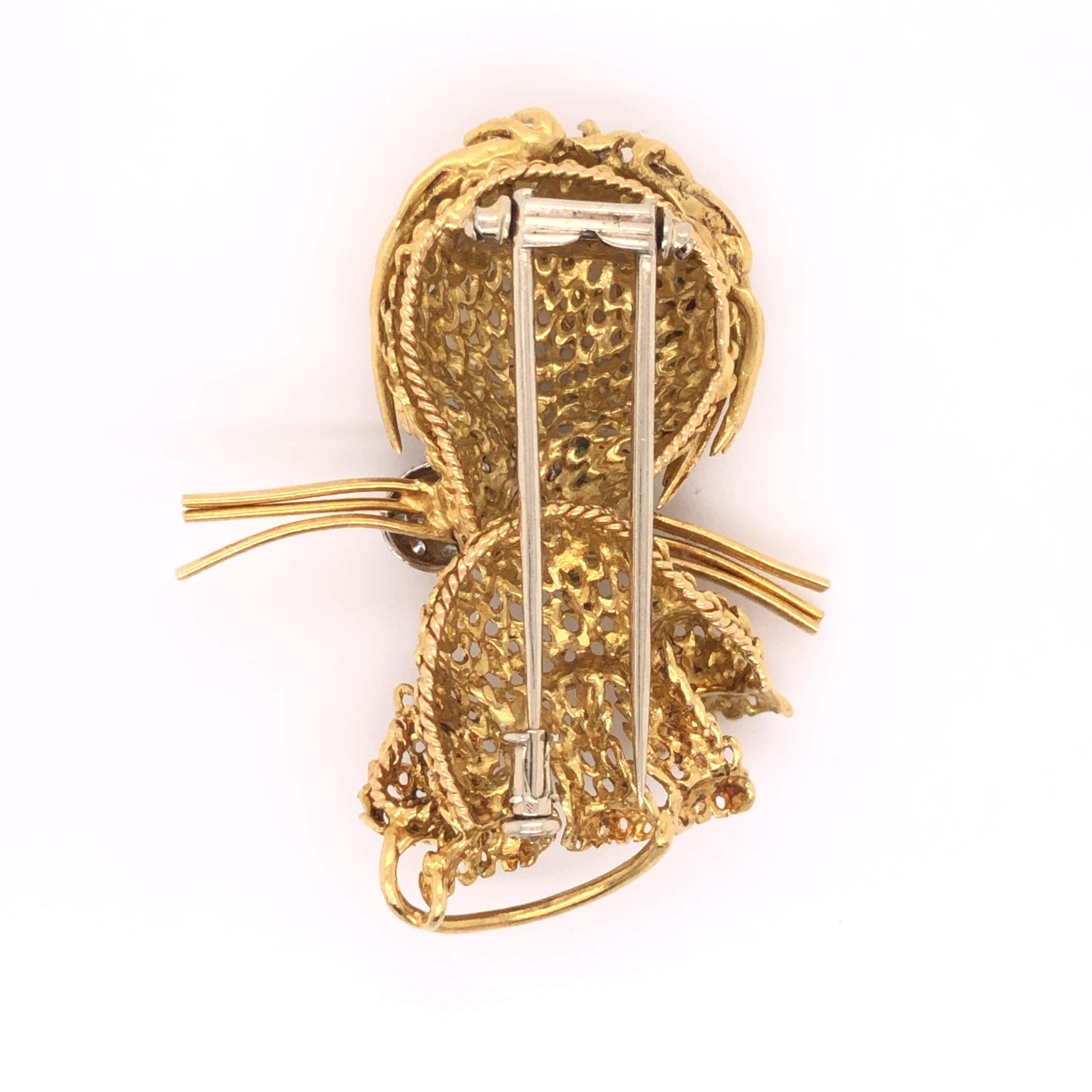 Taglio rotondo Smeraldo, diamante e smalto, spilla a forma di leone in oro giallo 18 ct. in vendita