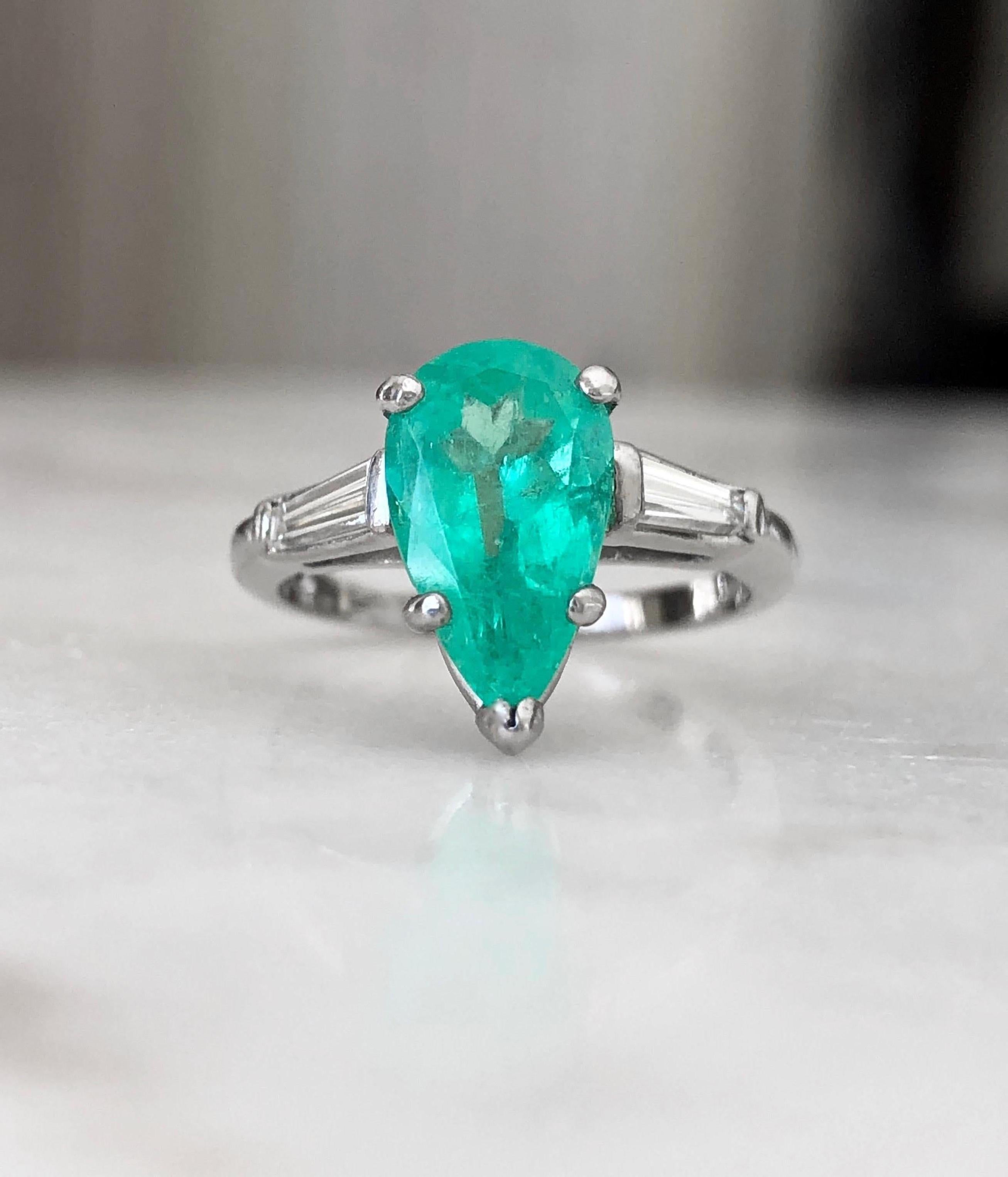 Pear Cut Antique Art-Deco Emerald Diamond Engagement Platinum Ring Pear Shape For Sale