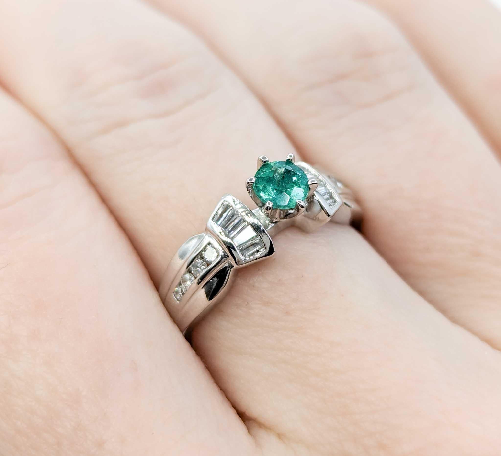 Smaragd & Diamant Verlobungsring in Platin (Rundschliff) im Angebot