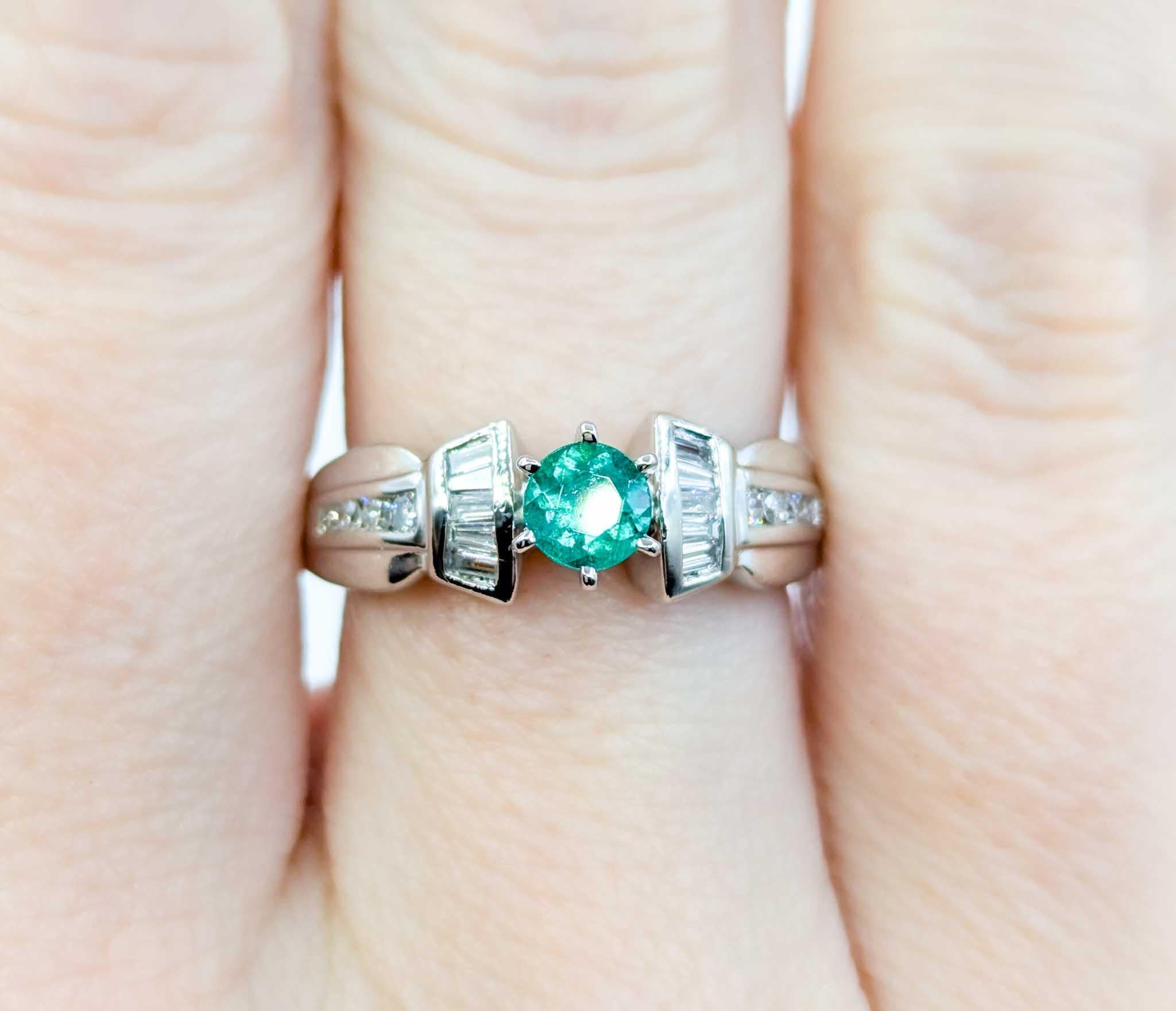Smaragd & Diamant Verlobungsring in Platin im Zustand „Hervorragend“ im Angebot in Bloomington, MN