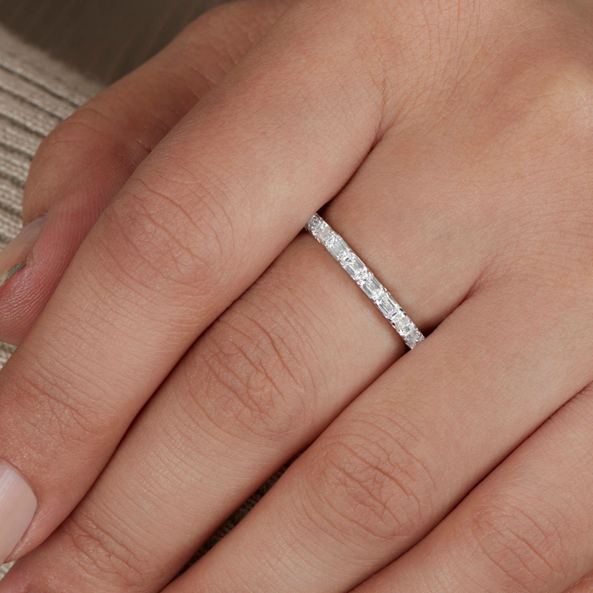 Emerald Diamond Eternity Band, 10 pts VS2 FG East West Emerald Diamond Ring, 14K in vendita 1