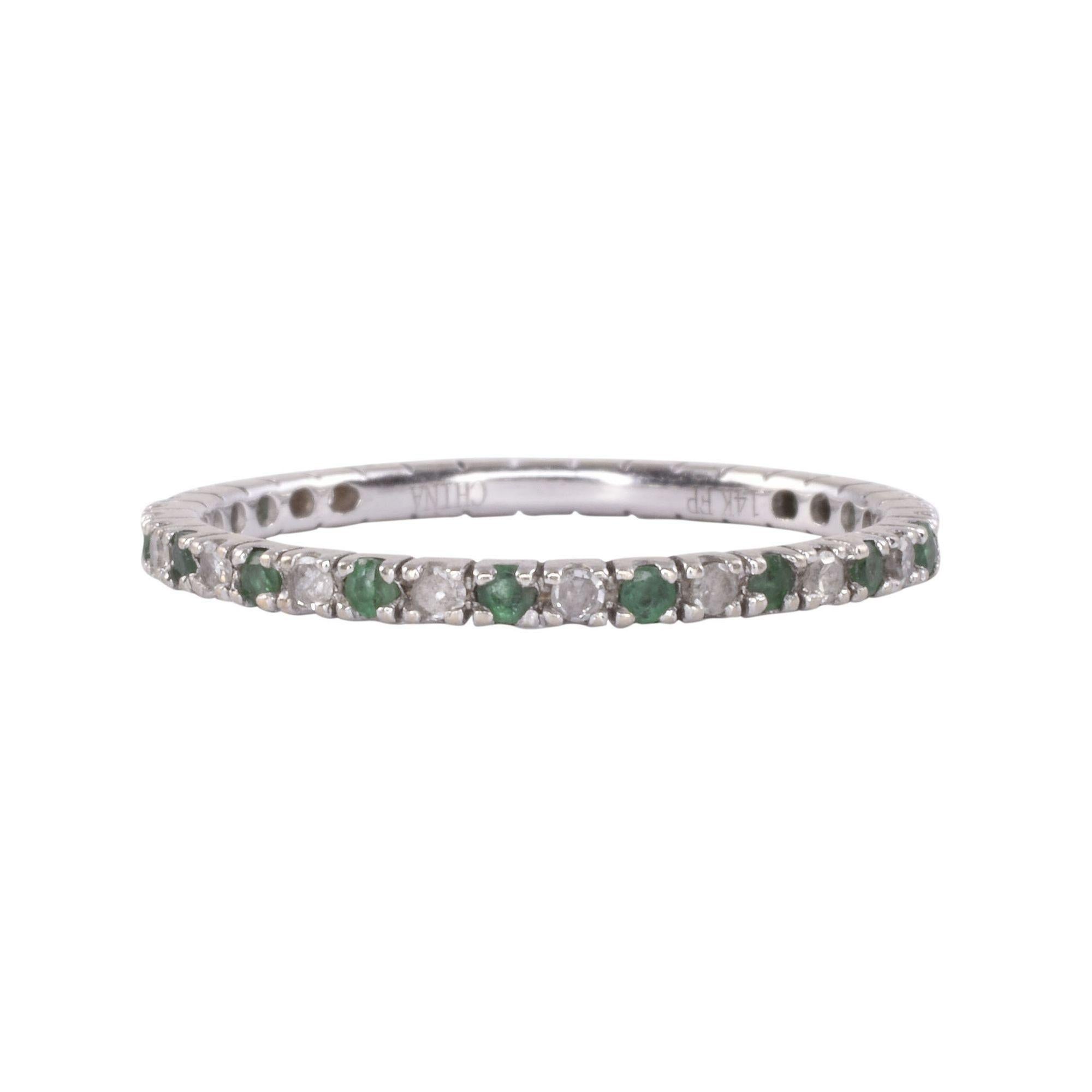 Bracelet d'éternité vintage en émeraude et diamant, circa 1960. Ce bracelet d'éternité en or blanc 14 carats présente une alternance d'émeraudes et de diamants. Les émeraudes pèsent 0,17 carat et les diamants 0,20 carat. Les diamants ont une pureté