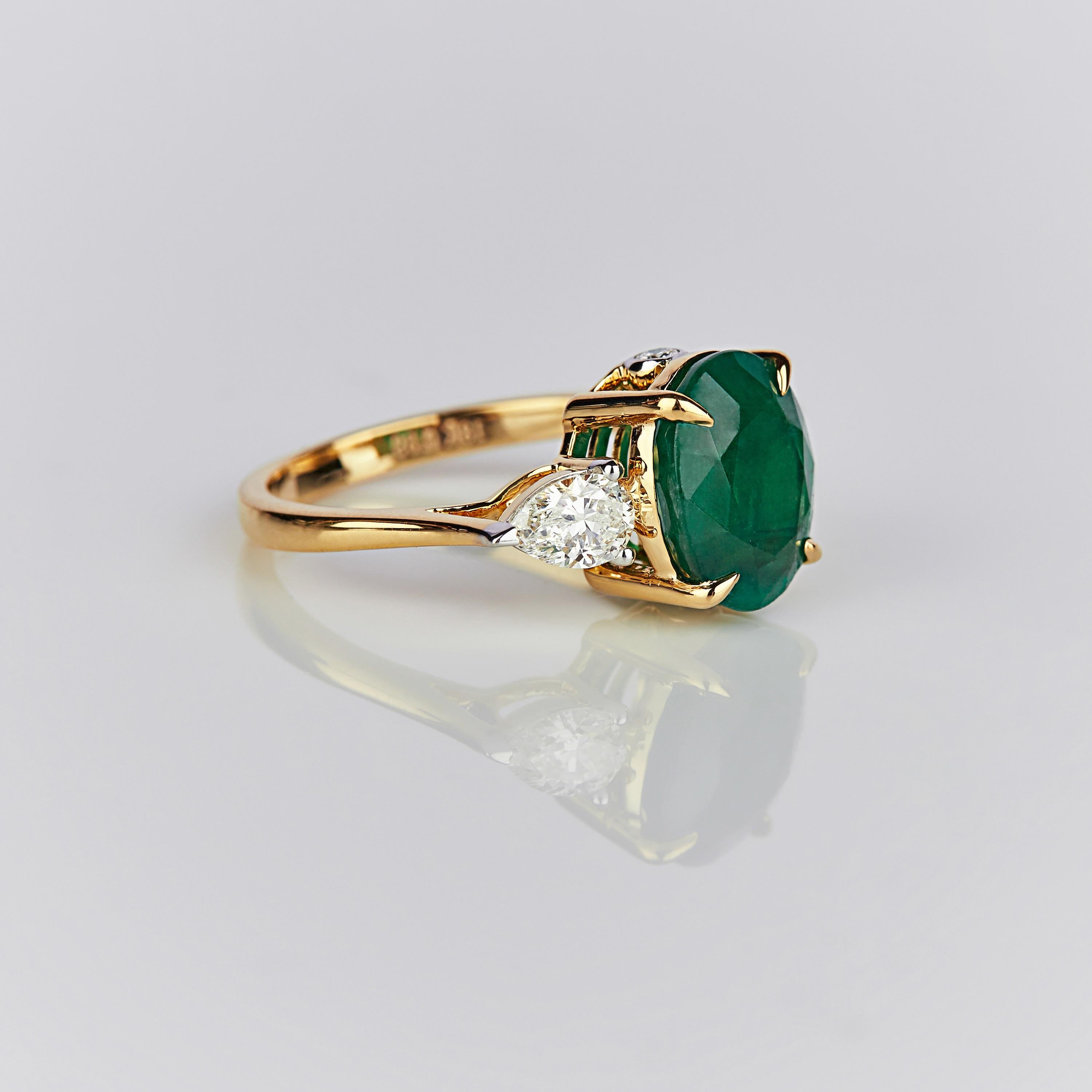Oval Cut Emerald Diamond Fashion Ring Set in 18 Karat White Gold 'VVS-VS/G Diamonds' For Sale