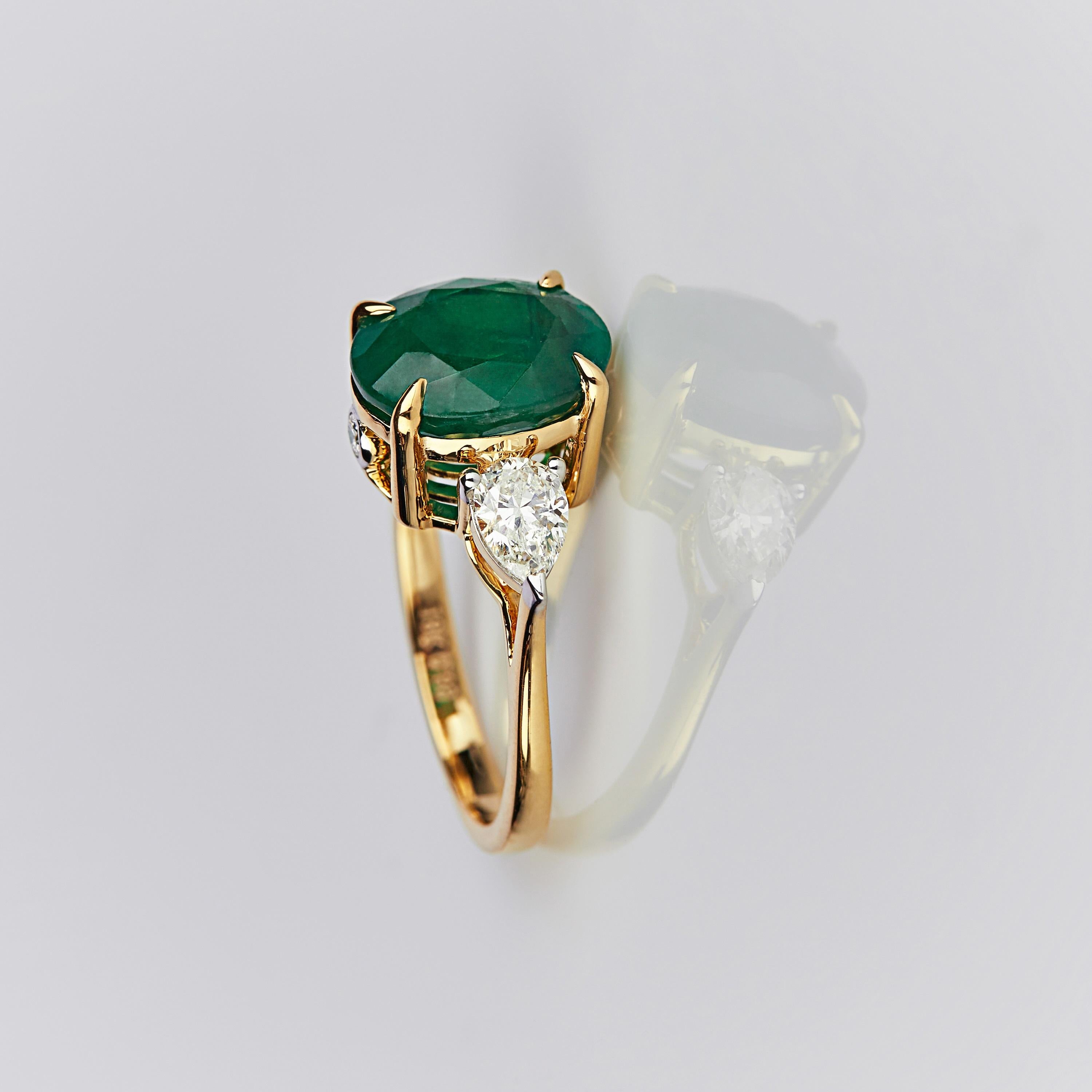 Emerald Diamond Fashion Ring Set in 18 Karat White Gold 'VVS-VS/G Diamonds' In New Condition For Sale In Mumbai, IN