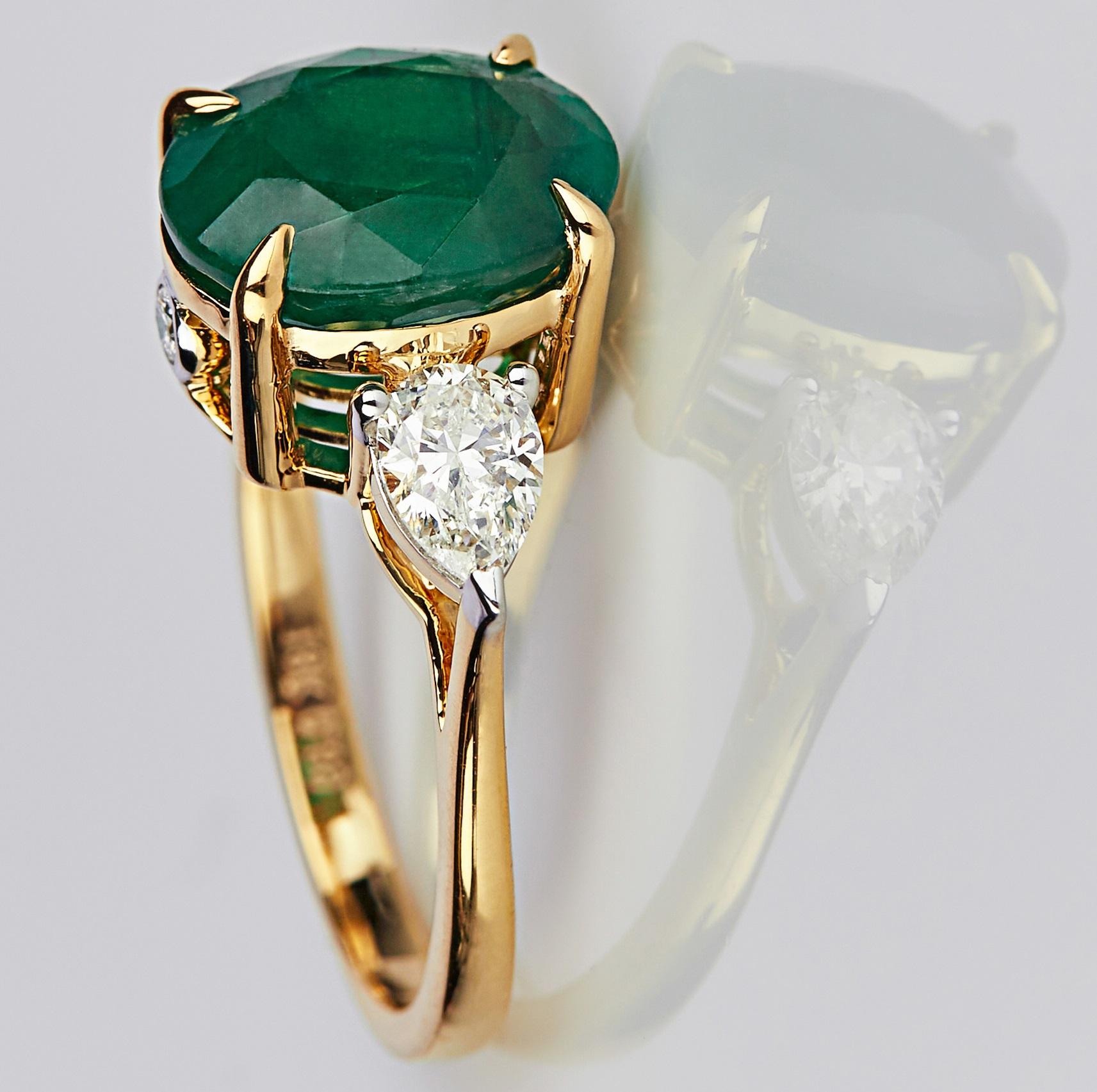 Women's Emerald Diamond Fashion Ring Set in 18 Karat White Gold 'VVS-VS/G Diamonds' For Sale