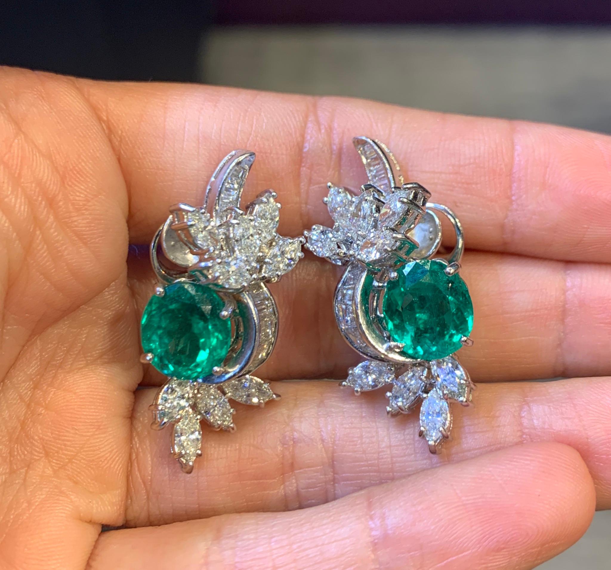 Women's Emerald & Diamond Flower Earrings For Sale