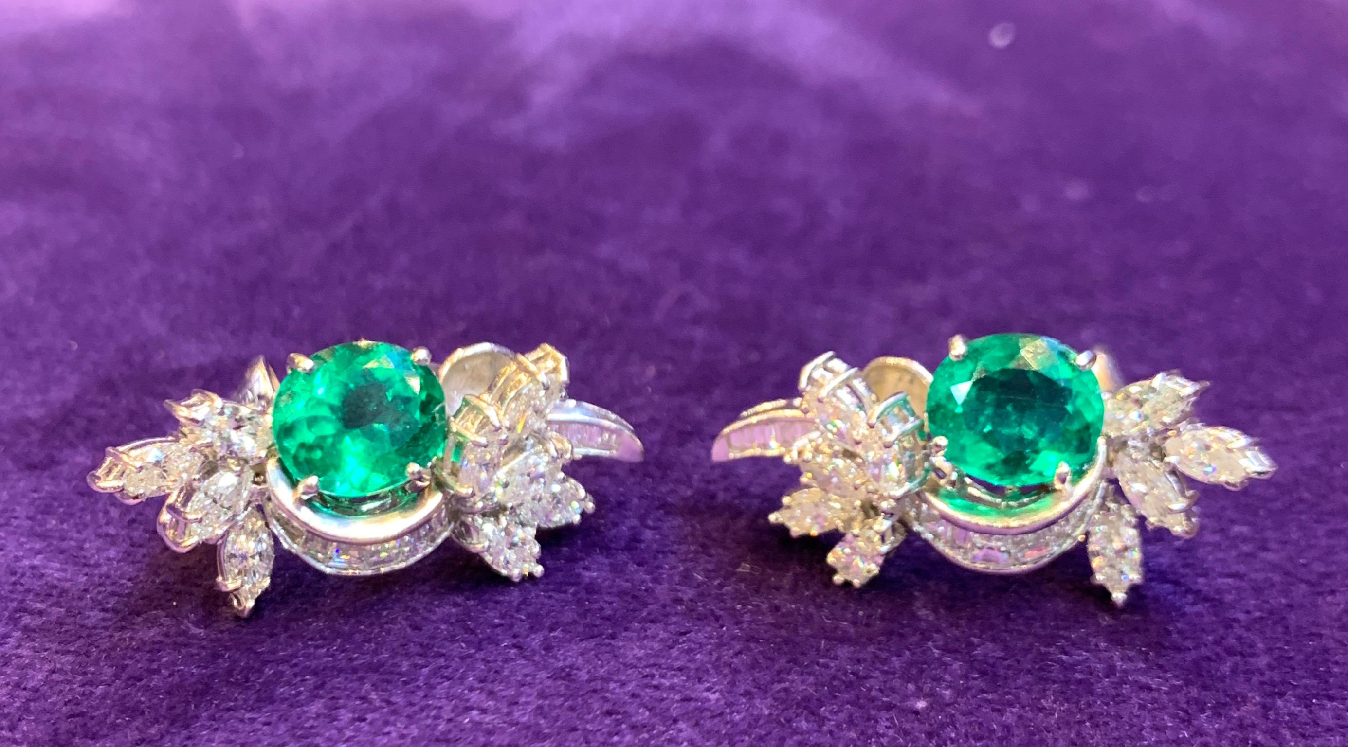Smaragd- und Diamant-Blumen-Ohrringe im Angebot 1