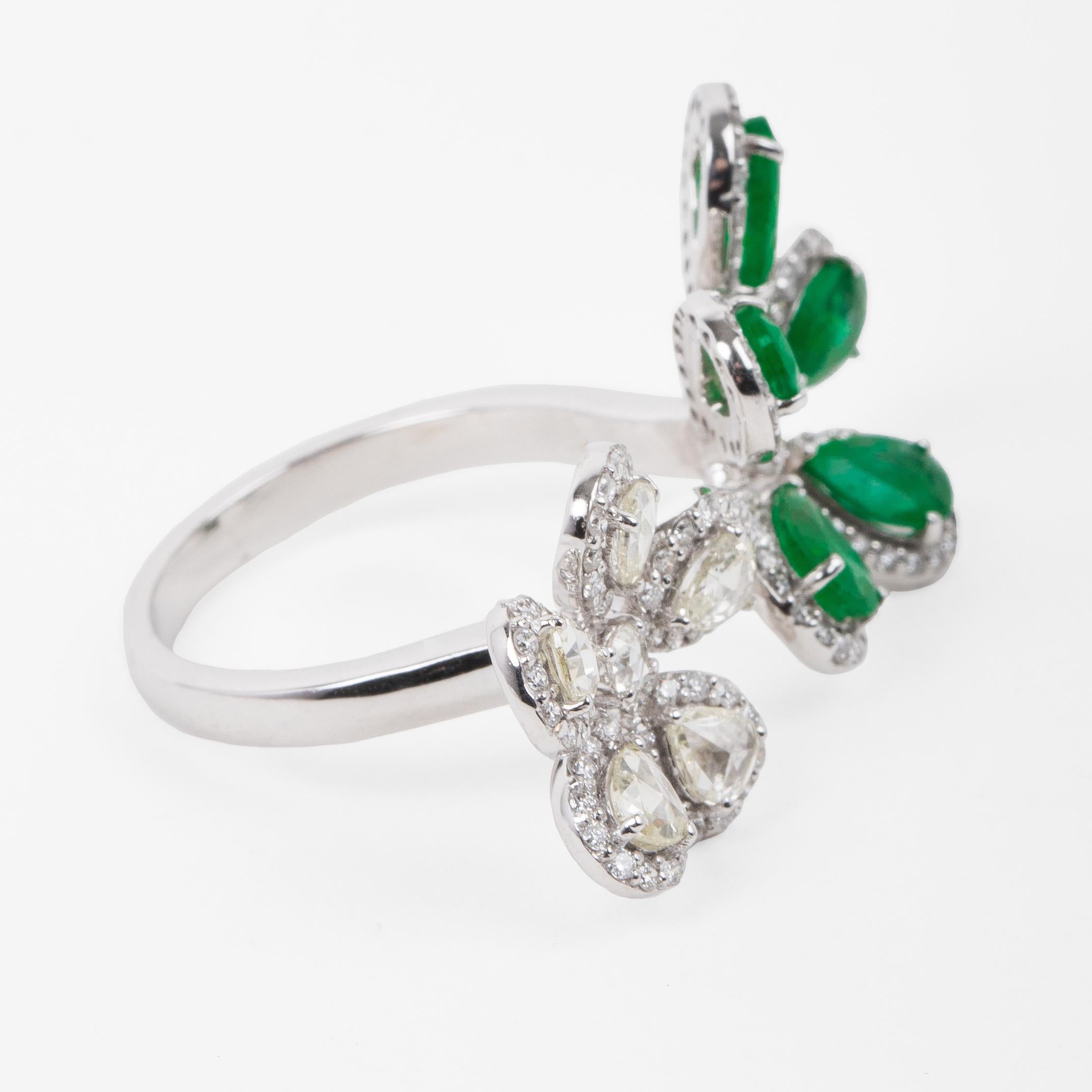 Emerald & Diamond Flower Ring In New Condition For Sale In New York, NY