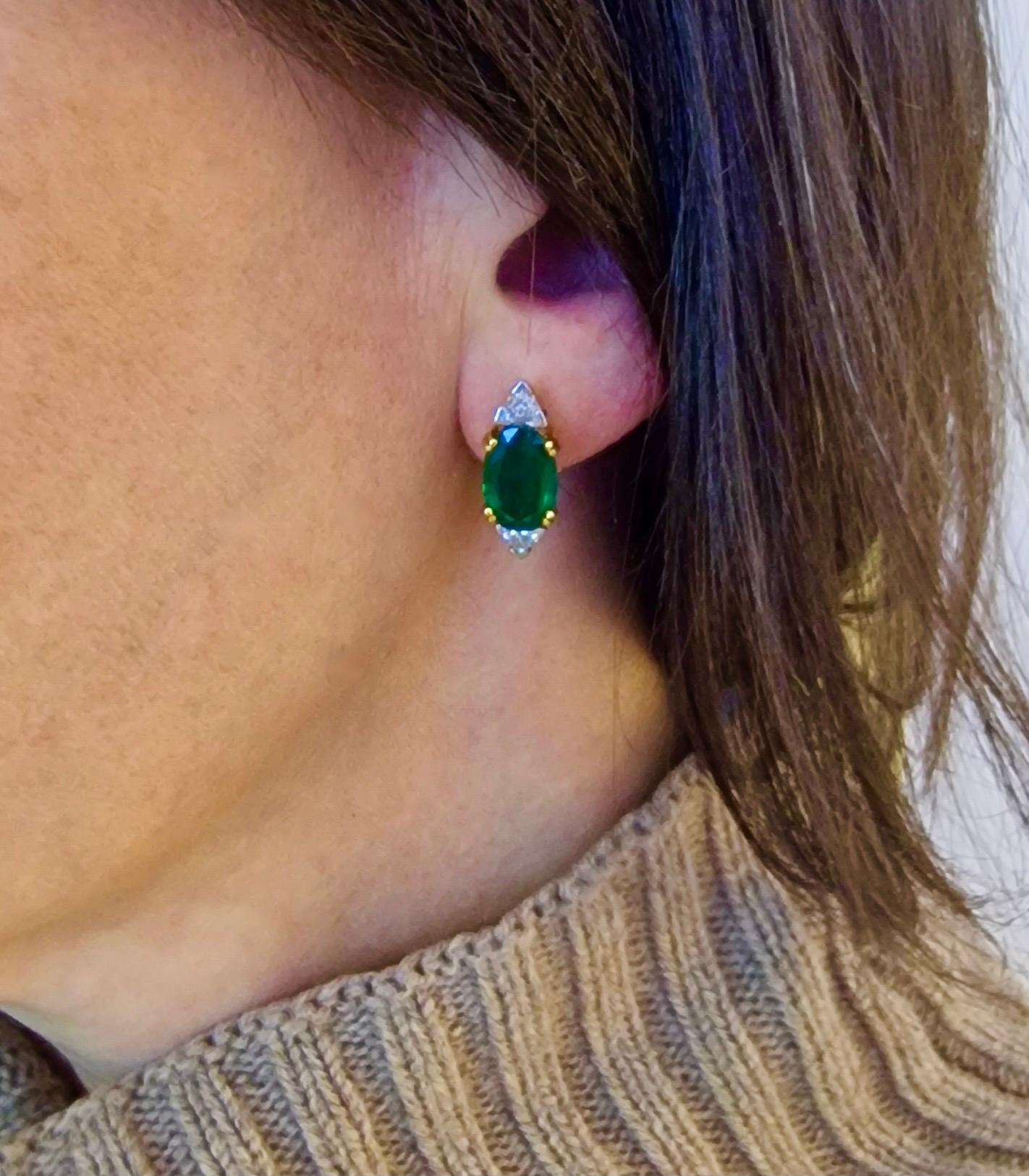 Emerald and Diamond gold 18K Earrings.
Emerald size respectively 8.05 x 12.50 x 4.60 millimeters each.
Length: Approx. 2.20 centimeters.
Width: 1.00 centimeters.
Gross weight: 9.13 grams.
