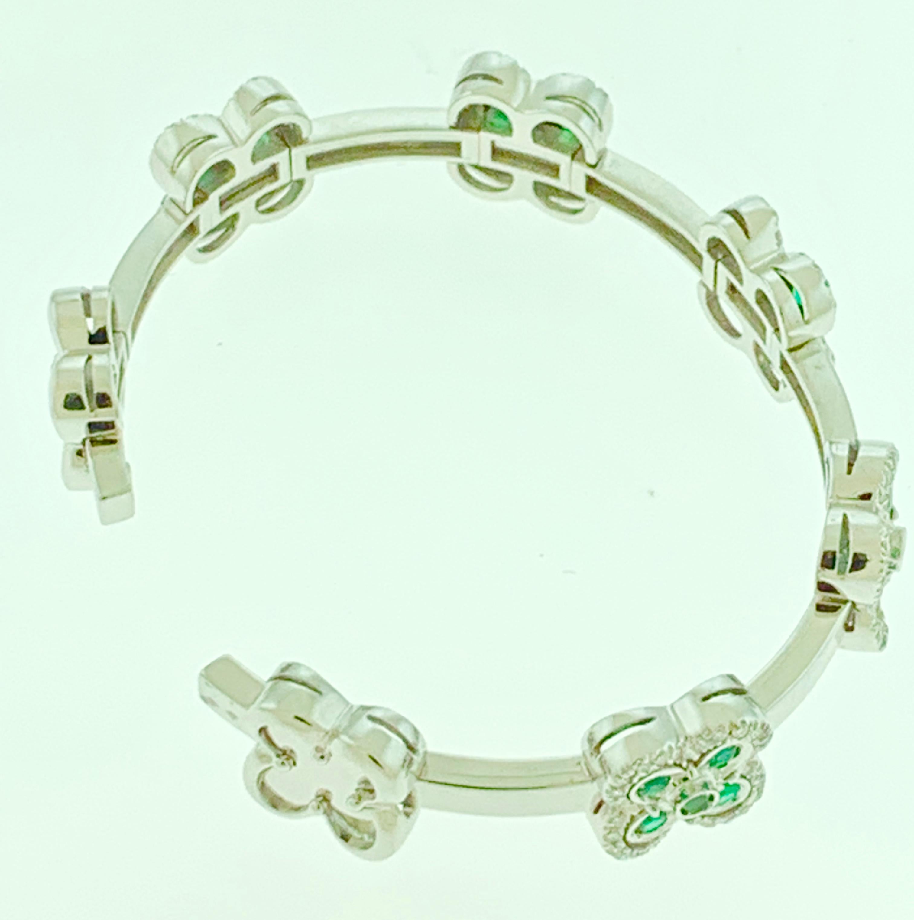 Bracelet manchette en or 18 carats avec émeraudes, diamants et or 37 grammes Excellent état - En vente à New York, NY