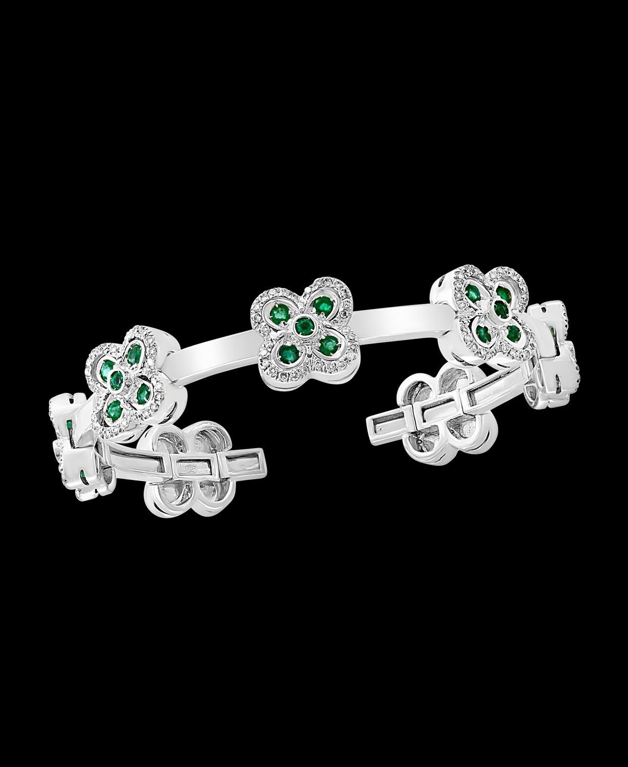 Bracelet manchette en or 18 carats avec émeraudes, diamants et or 37 grammes Pour femmes en vente