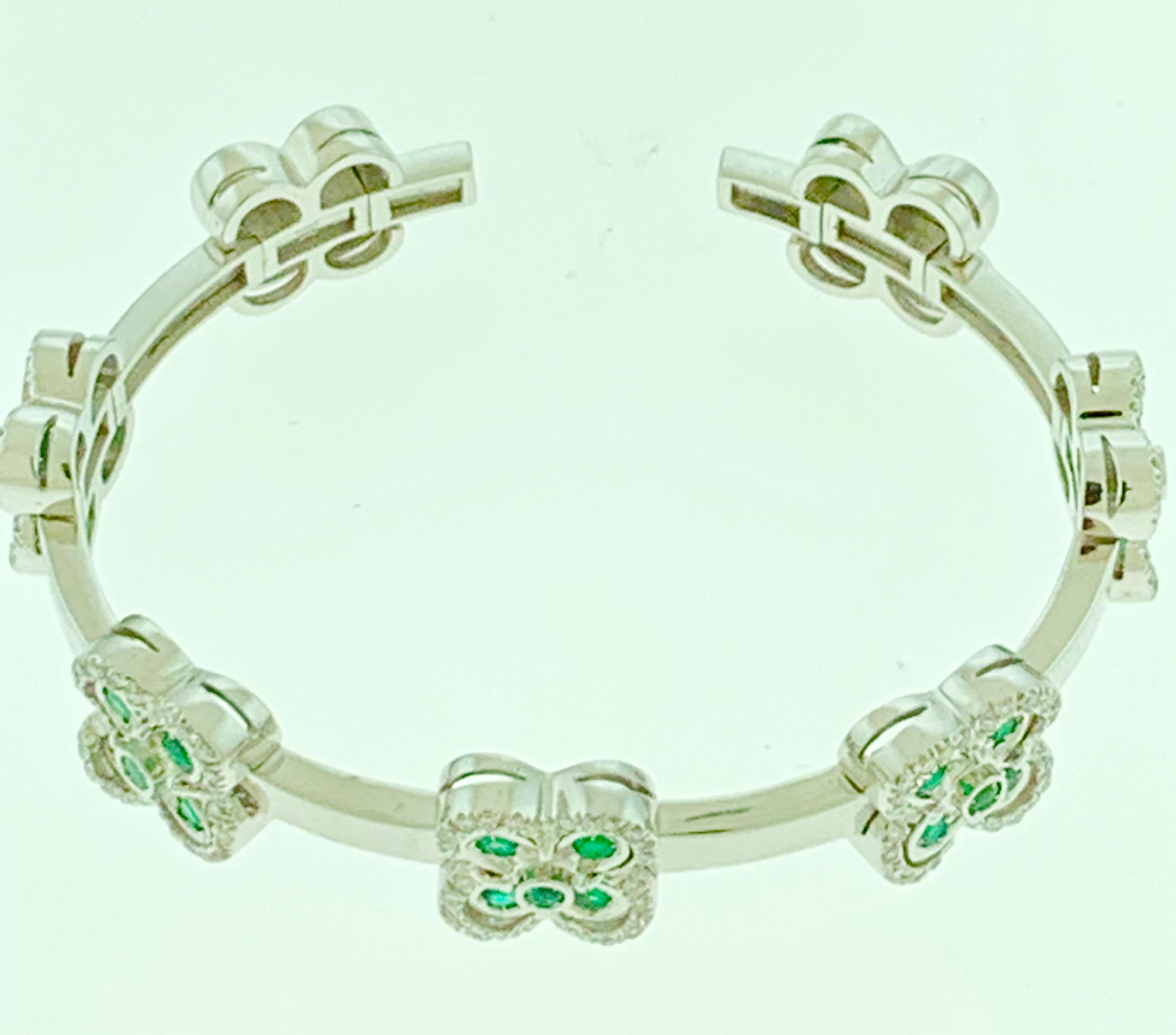 Bracelet manchette en or 18 carats avec émeraudes, diamants et or 37 grammes en vente 1