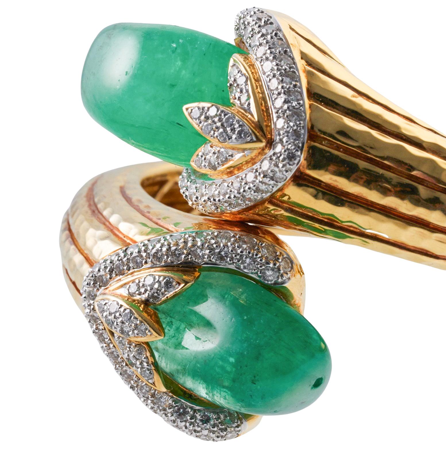 Bracelet bypass en or avec diamants et émeraudes Excellent état - En vente à New York, NY