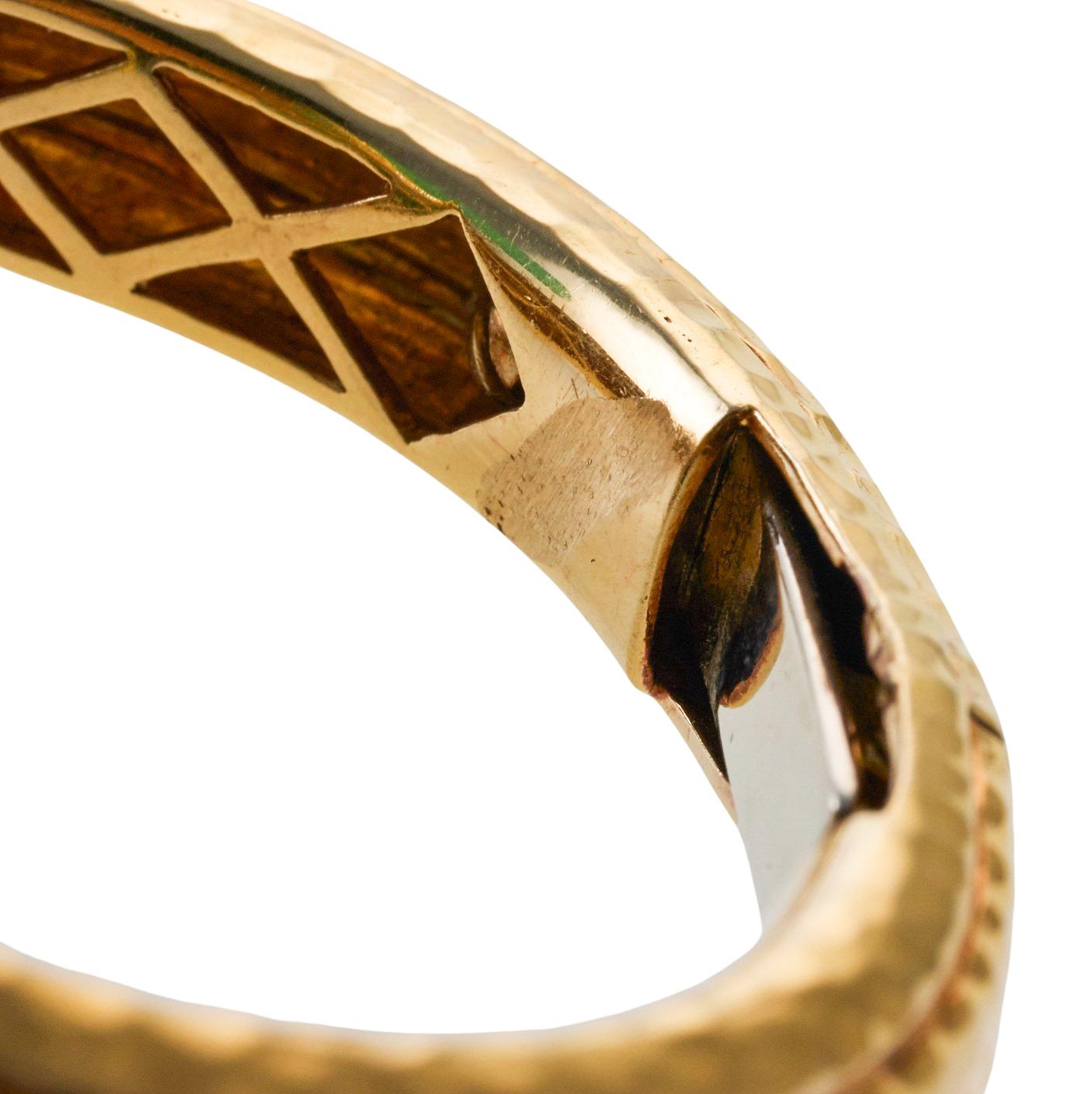 Bracelet bypass en or avec diamants et émeraudes en vente 1
