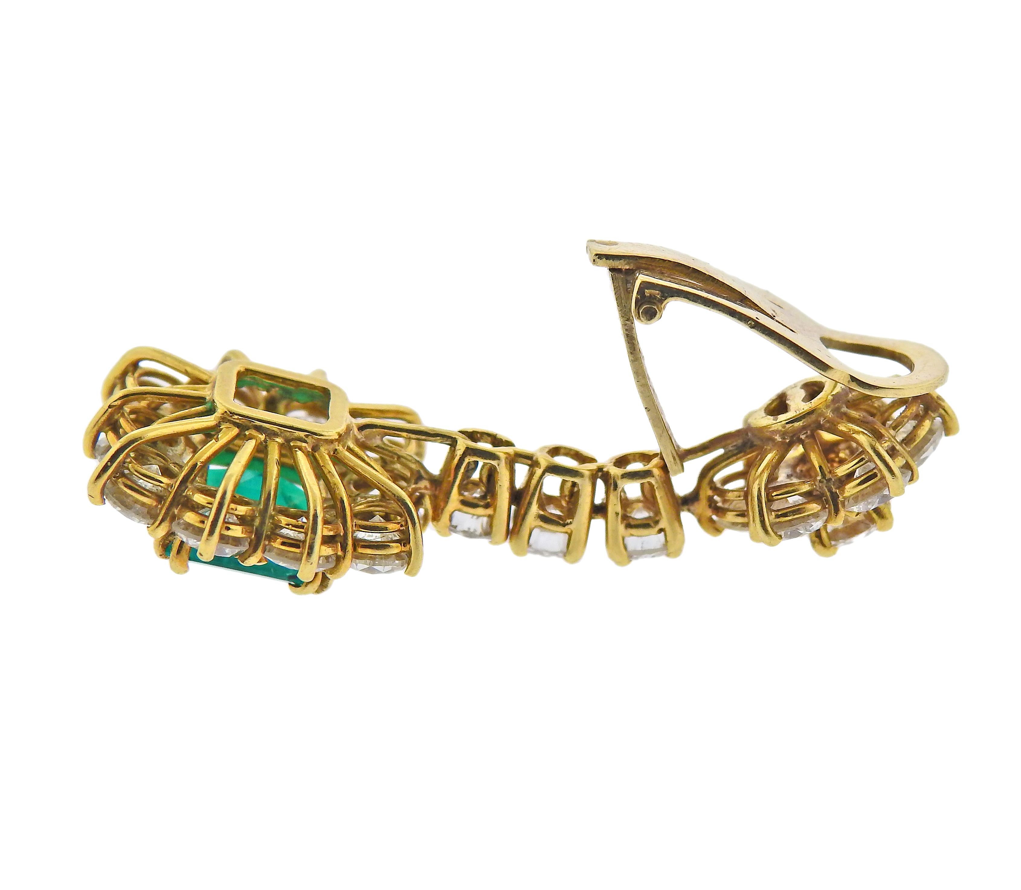 Coppia di orecchini a goccia in oro 18k con smeraldi di 7 mm x 7 mm x 4,1 mm, circondati da un totale di circa 6 carati di diamanti. Gli orecchini misurano 38 mm x 16 mm. Peso - 14,2 grammi.