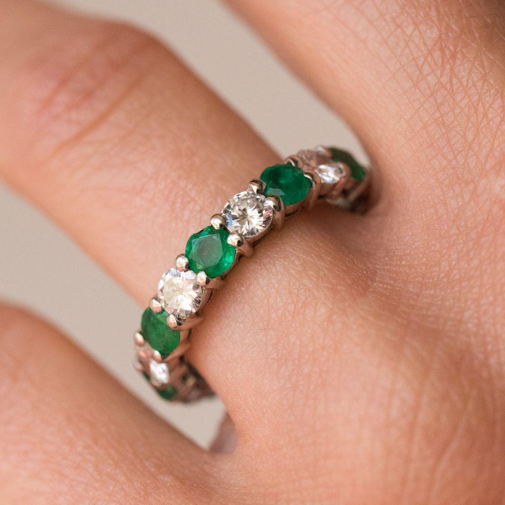Emerald Diamond Gold Eternity Ring In Good Condition For Sale In Poitiers, FR