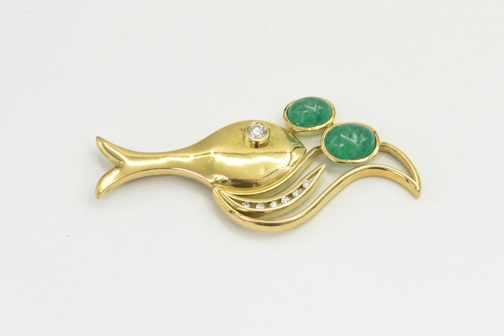 Broche Emeraude Diamant Or Poisson Jabot Broche en vente 4