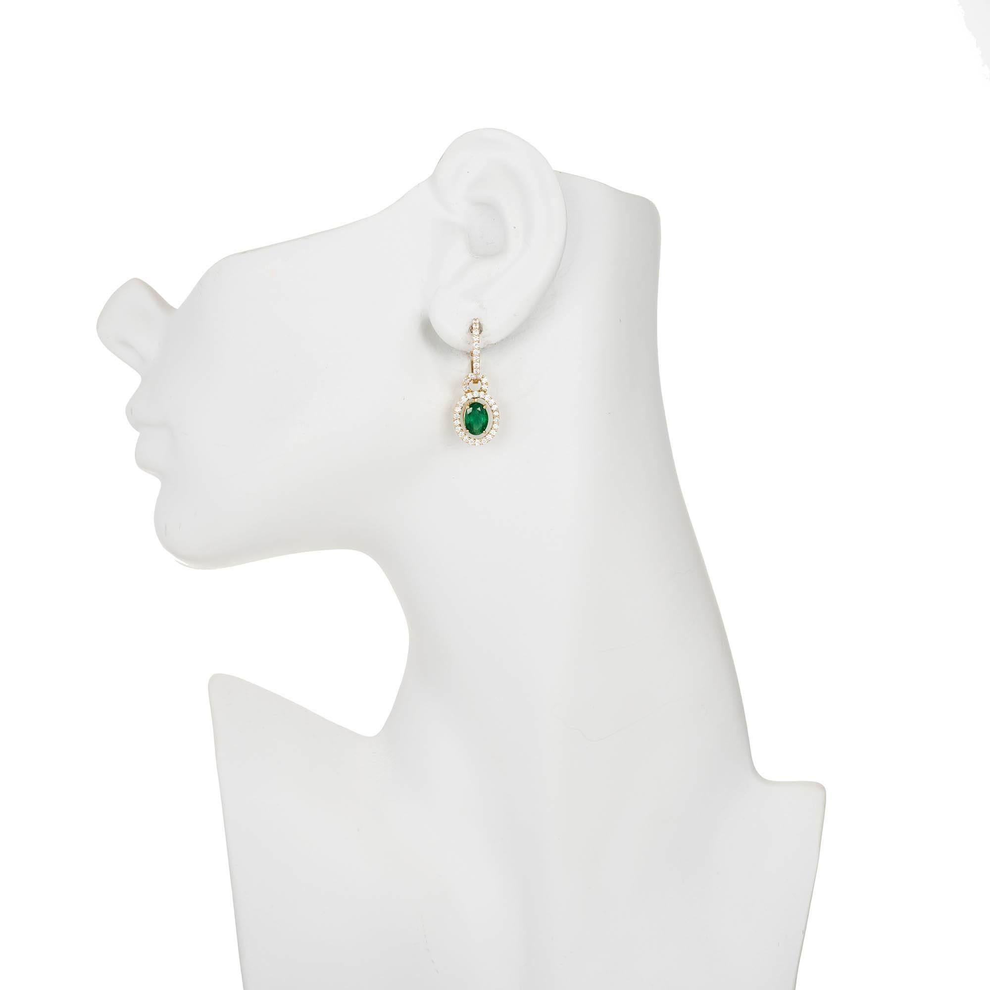 2,00 Karat Smaragd-Diamant-Gold Huggie-Ohrringe im Zustand „Gut“ im Angebot in Stamford, CT
