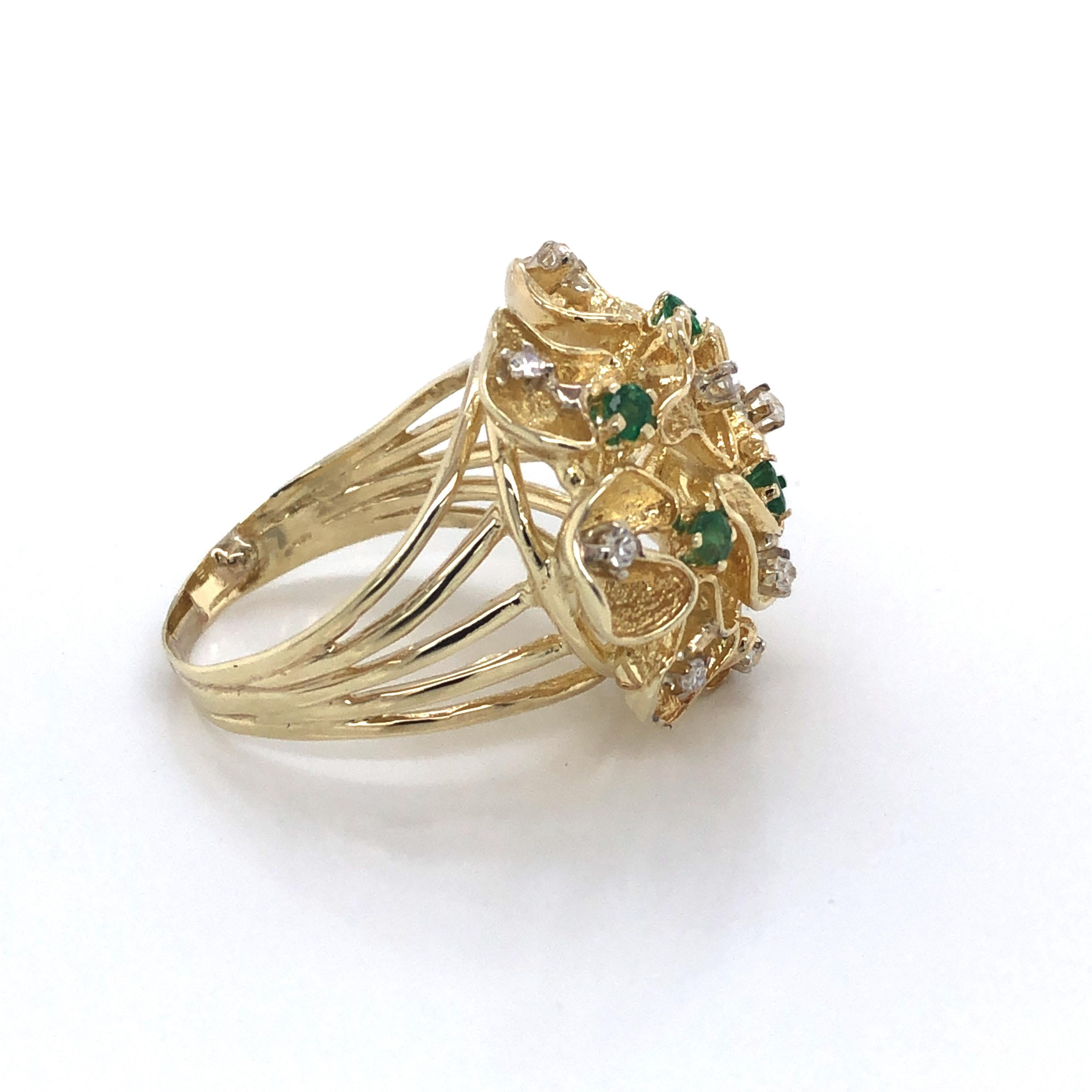 Smaragd-Diamant-Gold-Cluster-Cocktailring im Zustand „Hervorragend“ im Angebot in Mount Kisco, NY