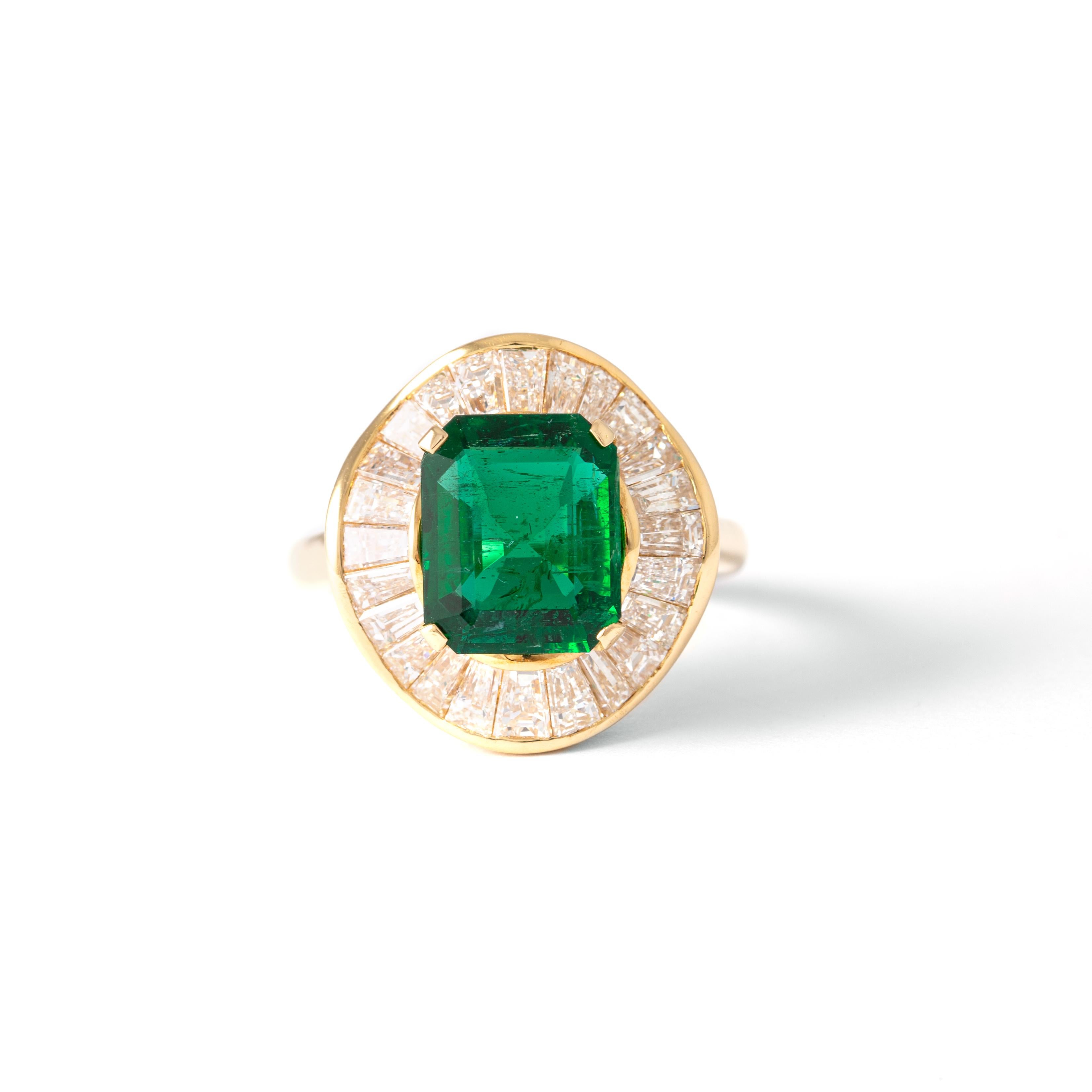 Ring in 18kt yellow gold set with one square cut emerald 3.22 cts and diamonds 2.18cts Size 54  