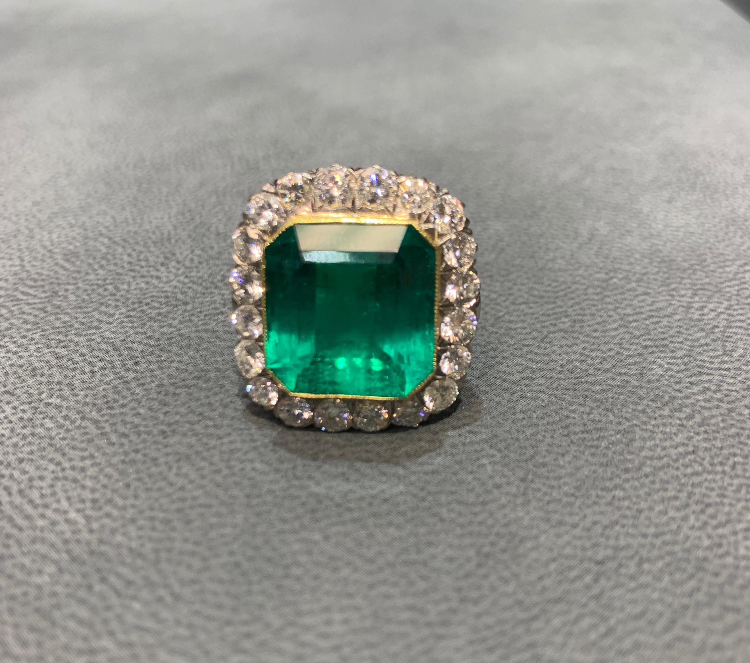  Smaragd & Diamant Ring 
AGL-zertifizierter Kolumbianer
Gelbgold 
Smaragd Gewicht: ca. 21,00 Karat
Ungefähres Diamantgewicht: 6,16 Karat
Ringgröße: 6.25
Kostenlose Größenanpassung 