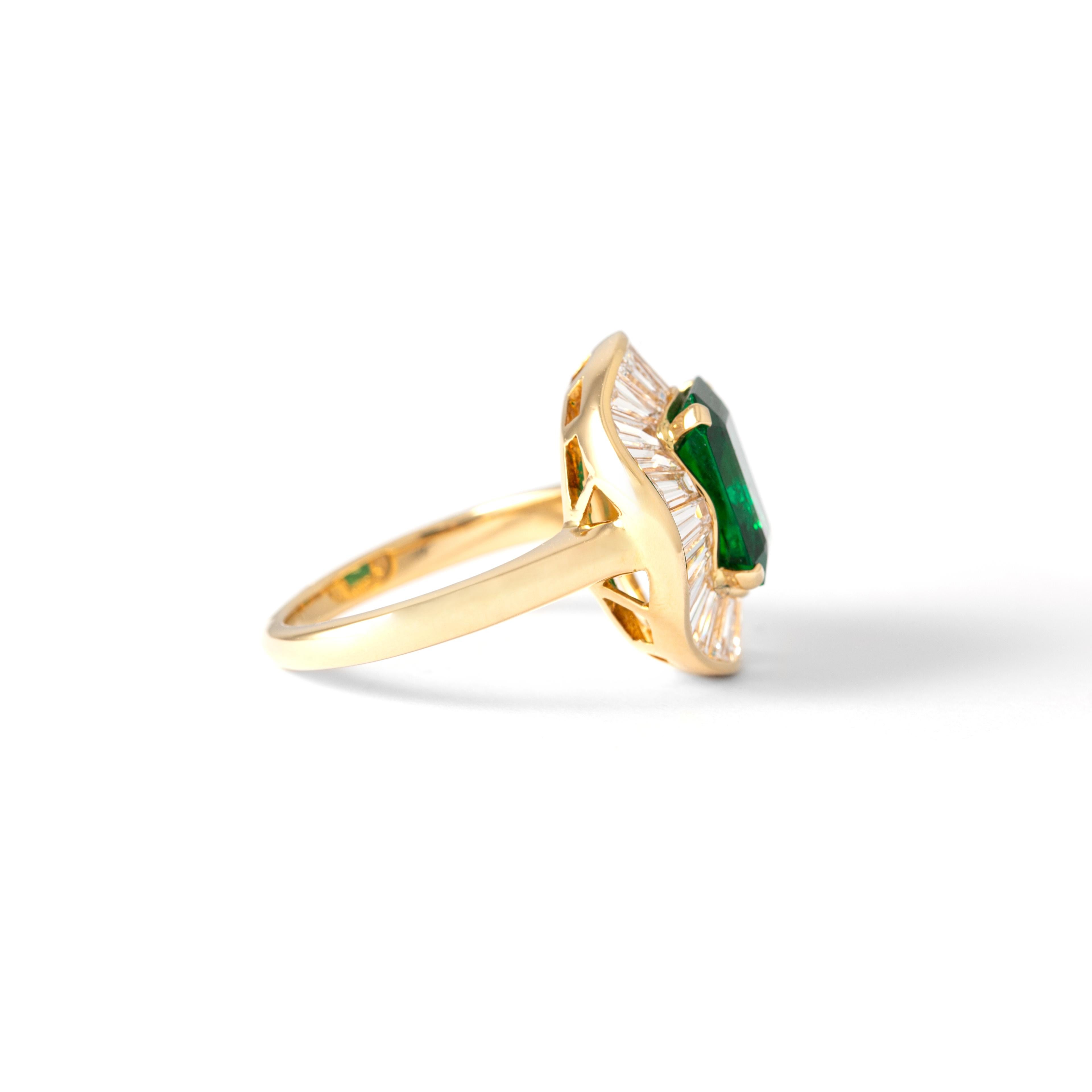 Contemporary Emerald Diamond Gold Ring For Sale