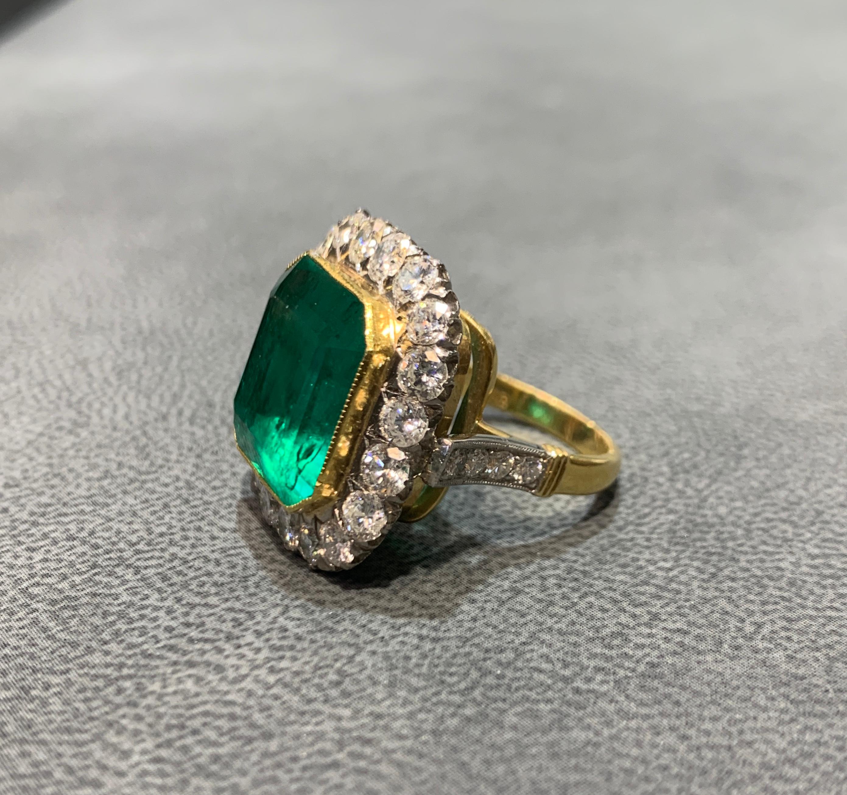 Smaragd- und Diamant-Goldring (Smaragdschliff) im Angebot