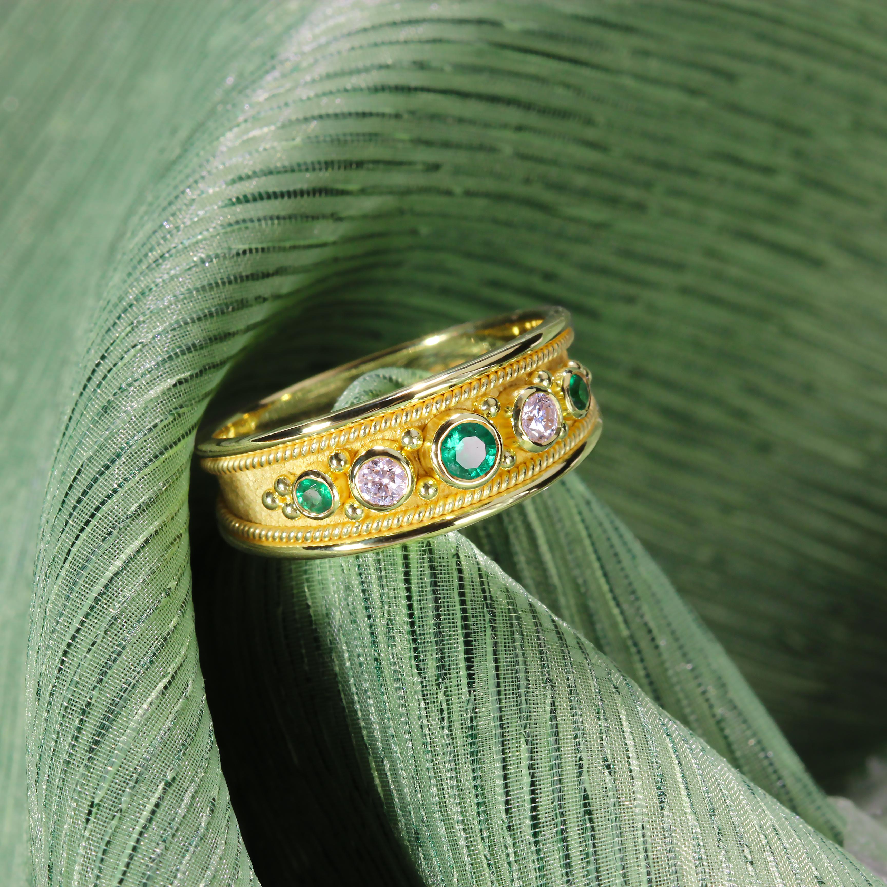 Emerald Diamond Gold Ring In New Condition For Sale In Athens, GR