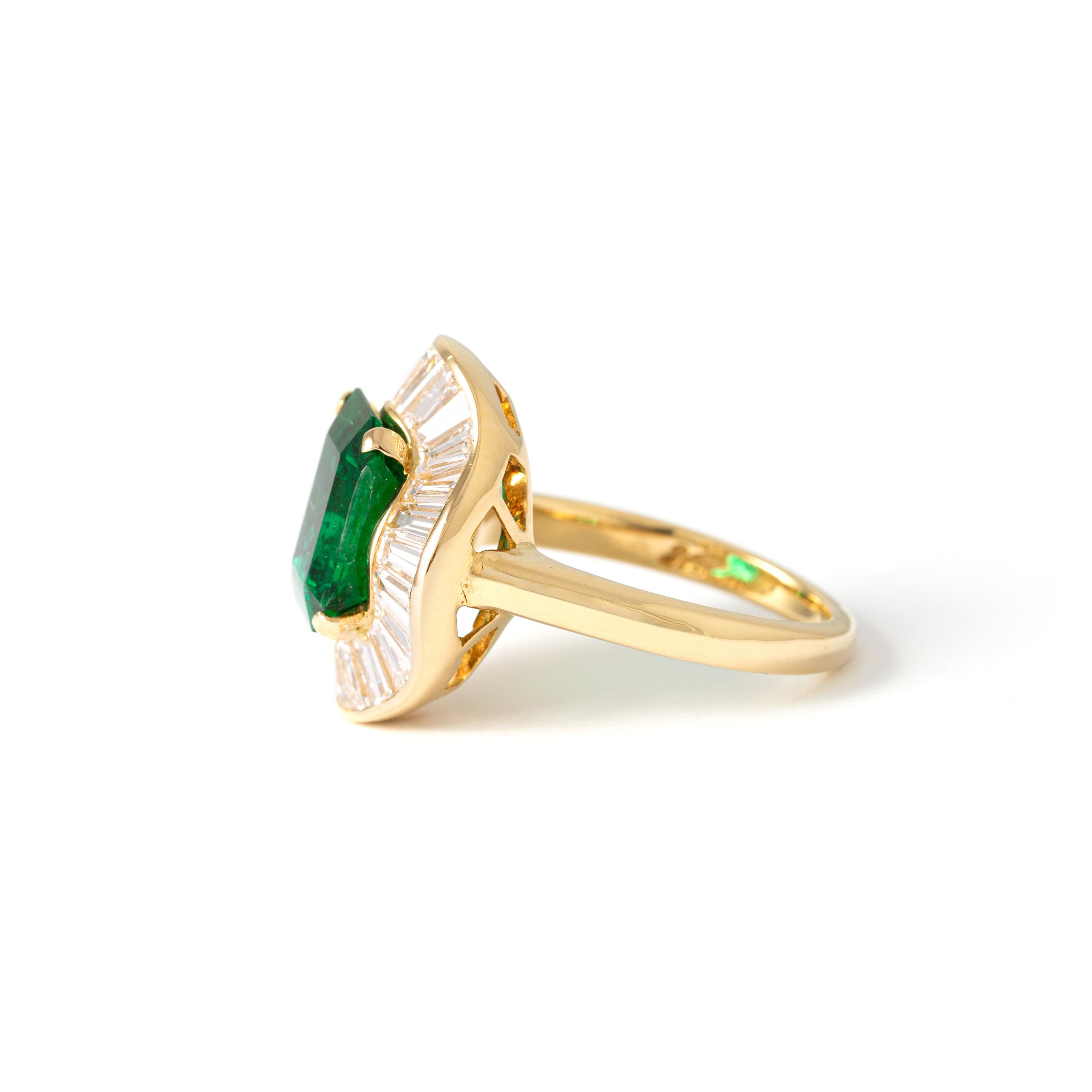 Emerald Diamond Gold Ring In New Condition For Sale In Geneva, CH