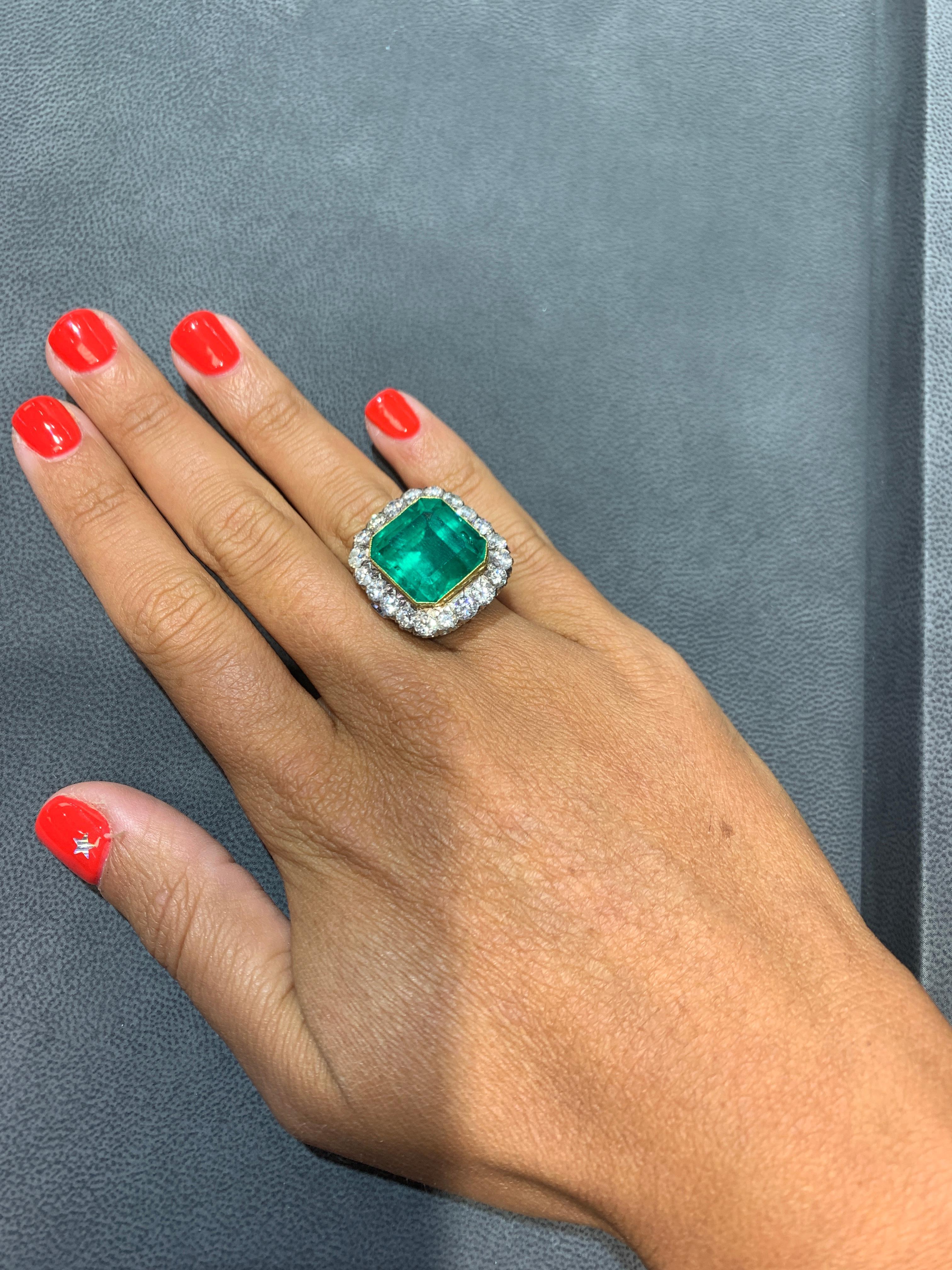 Emerald and Diamond Gold Ring In Excellent Condition For Sale In New York, NY