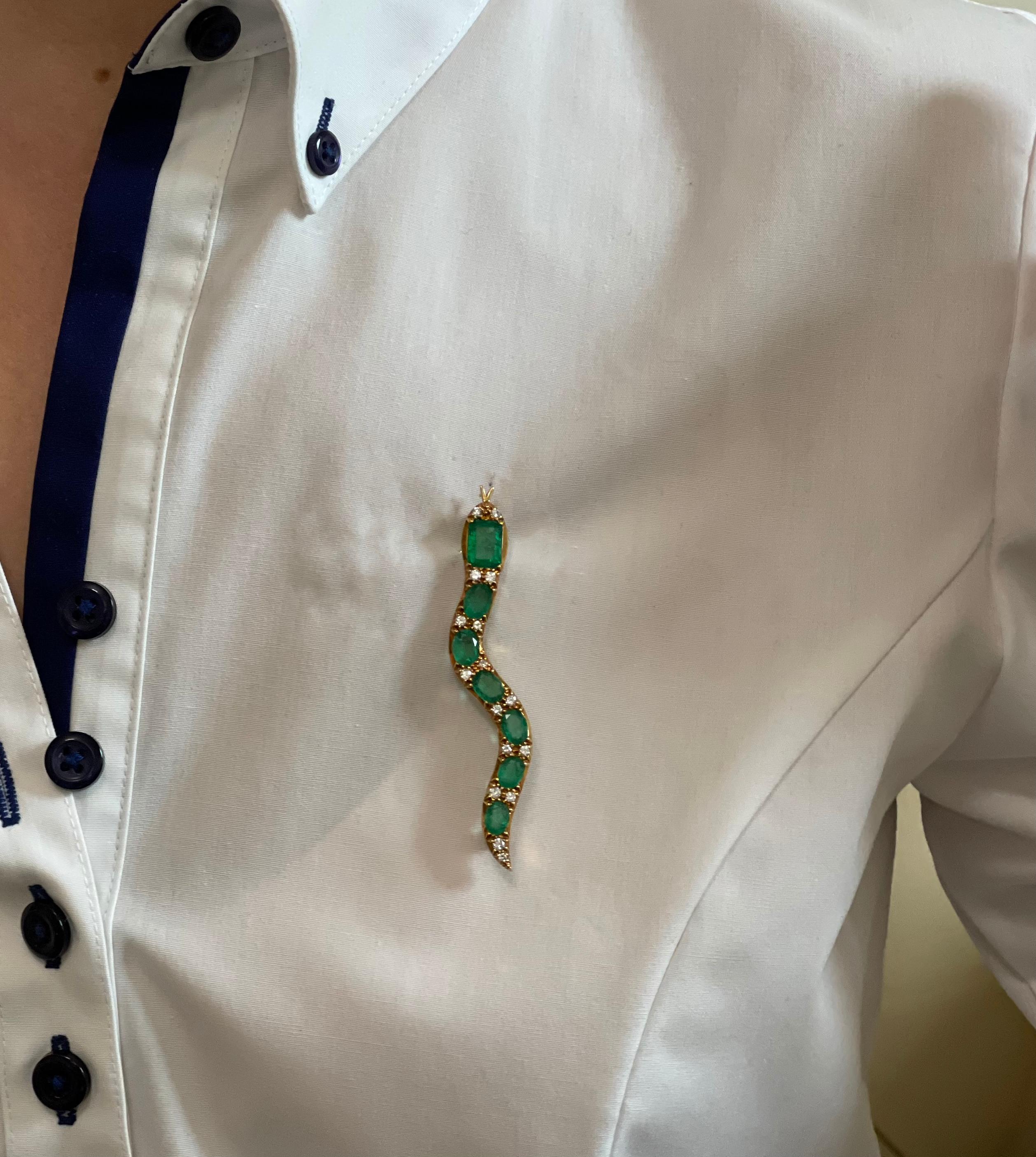 Emerald Diamond Gold Snake Brooch Pin In Excellent Condition For Sale In New York, NY