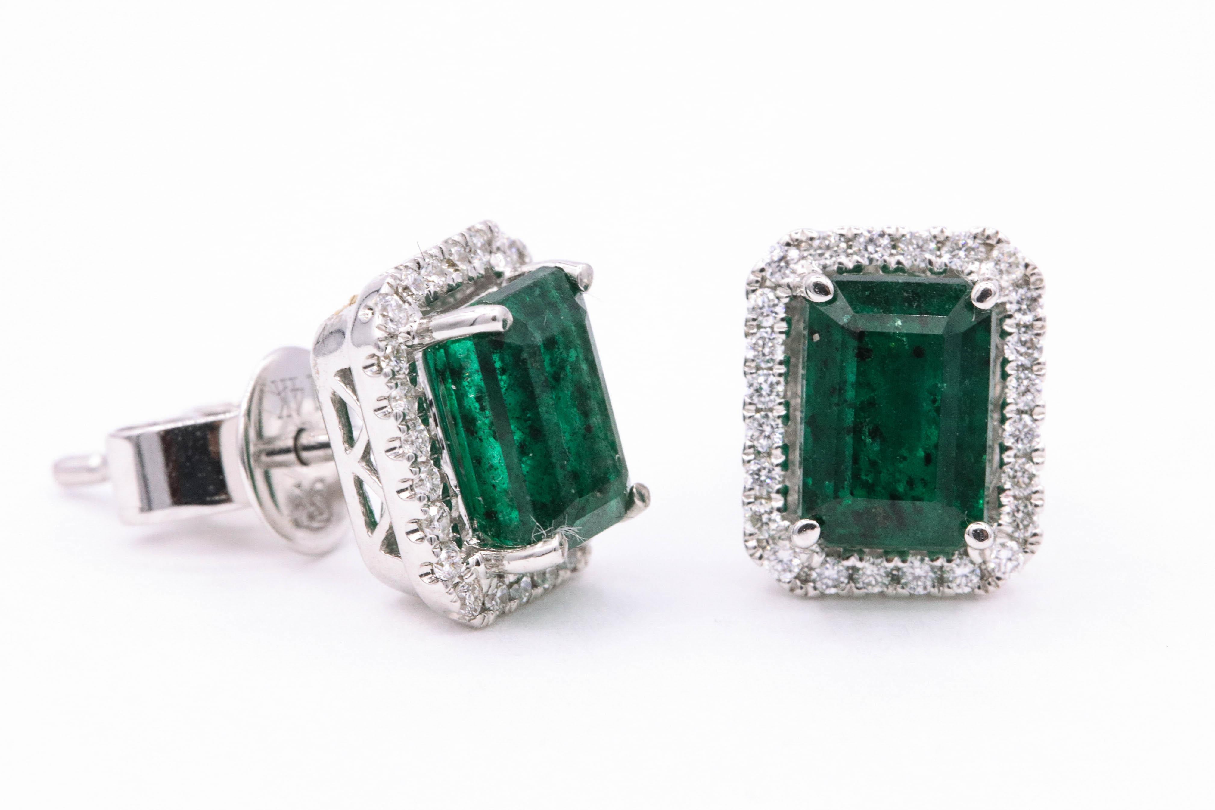 Emerald Diamond Halo Stud Earrings 2.52 Carat 14 Karat White Gold (Zeitgenössisch)