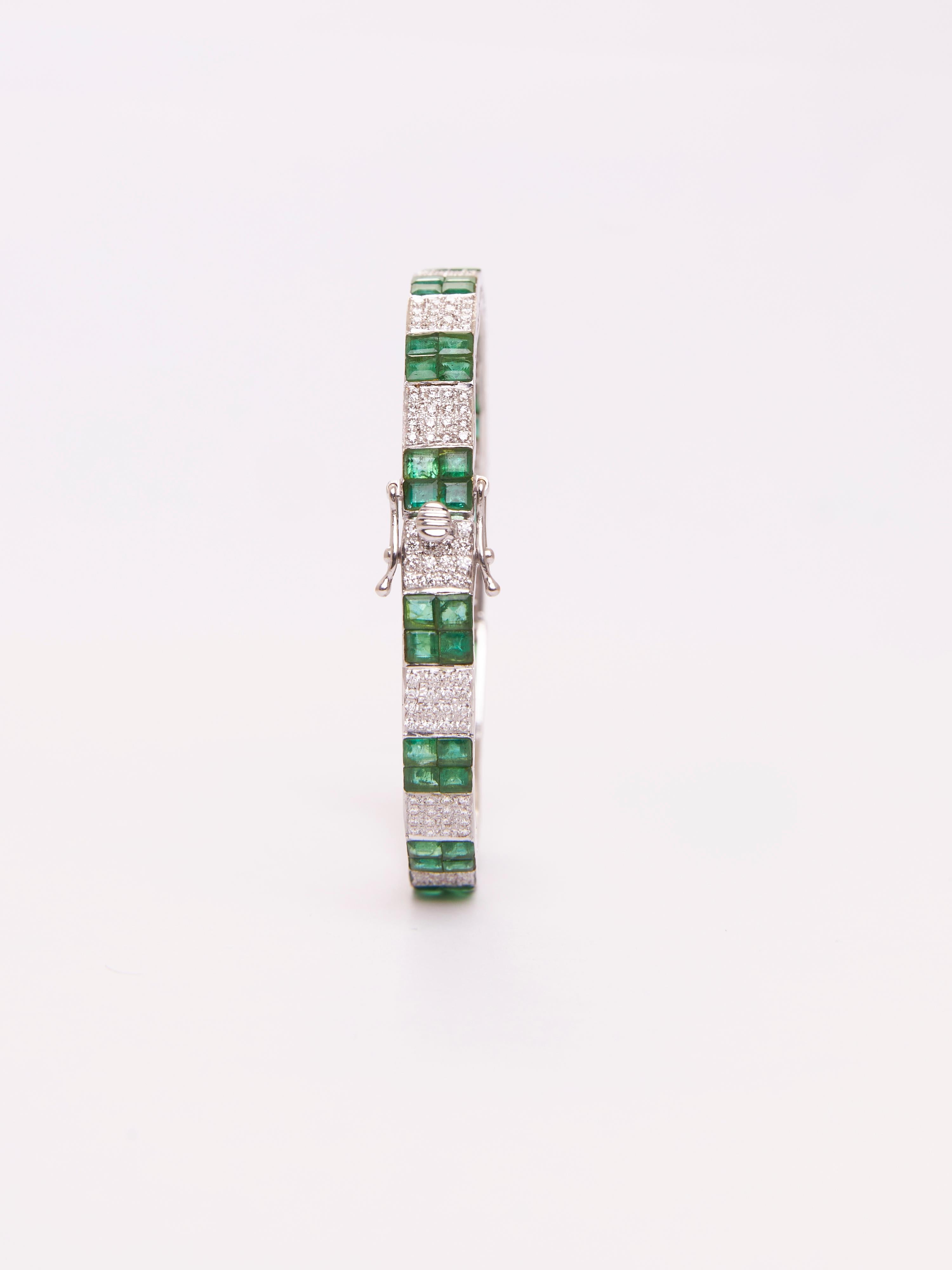 Total wt-22.250gm, Gold 14KT-19.376gm, Natural Diamonds Round-222/2.34cts, Emerald-56/12.03cts