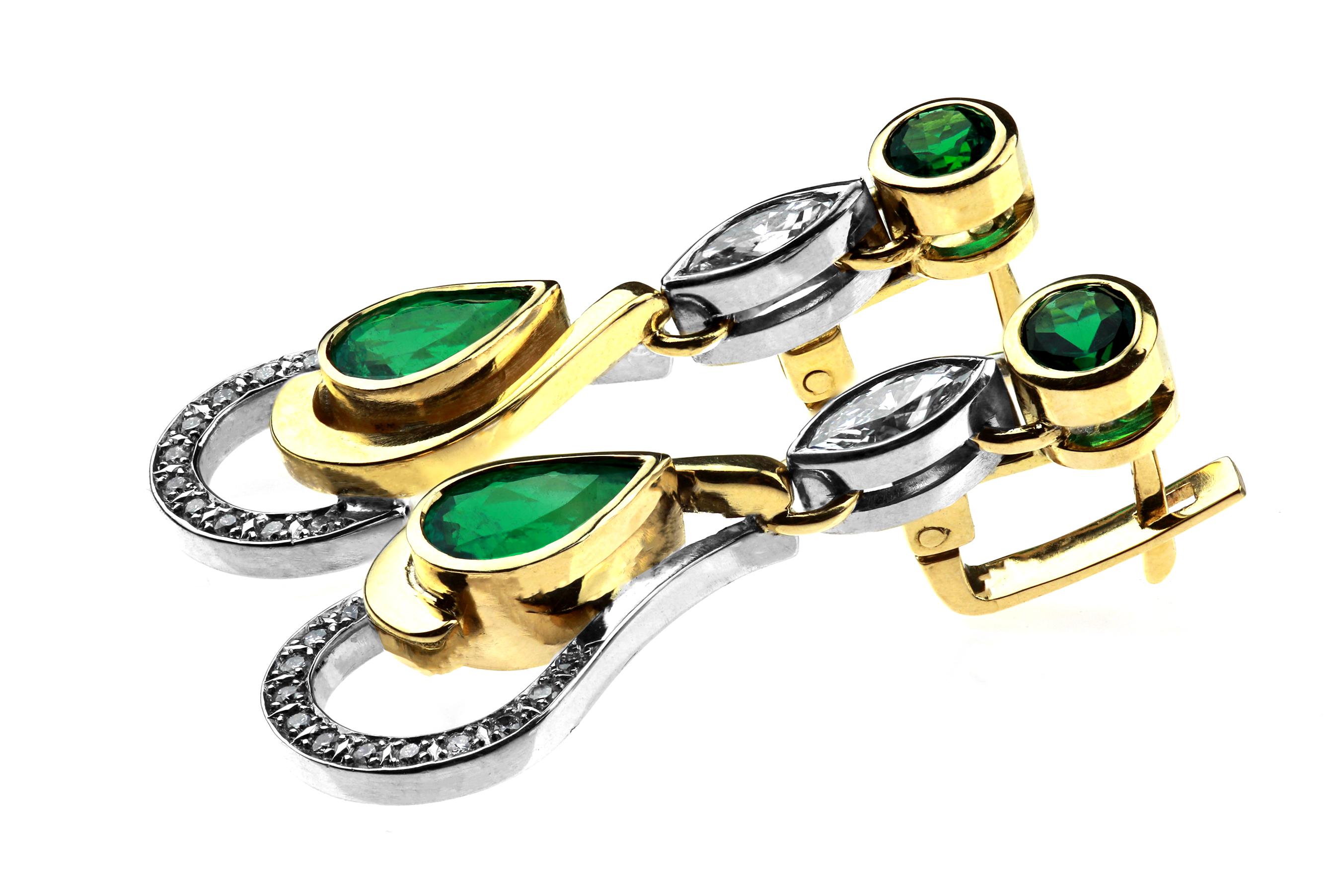Smaragd- und Diamant-Tropfenohrringe mit Hebelverschluss aus 18 Karat Gelbgold (Moderne) im Angebot