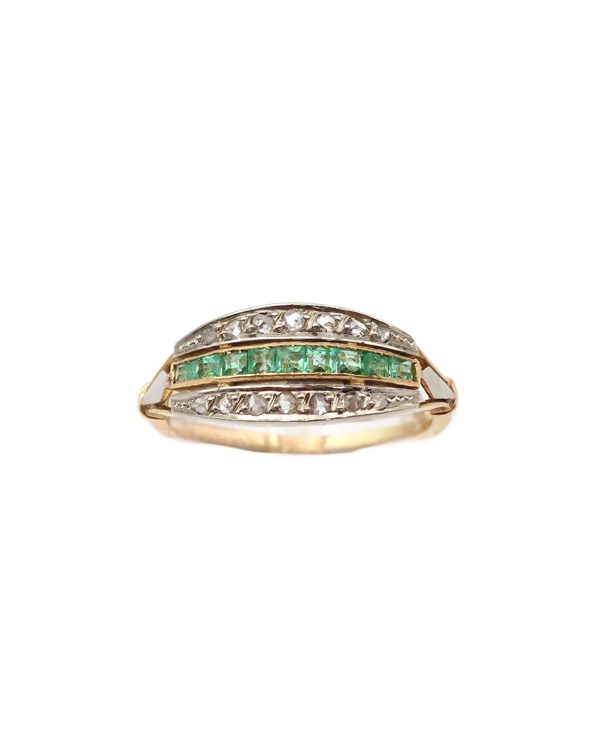 Smaragd-Diamant-Ring aus 18 Karat Gold. Art-Déco-Ring mit drei Edelsteinreihen: eine zentrale Reihe mit 9 kalibrierten natürlichen Smaragden, eingerahmt von zwei Reihen mit 14 Diamanten im Rosenschliff. Die Schultern sind nüchtern mit einem